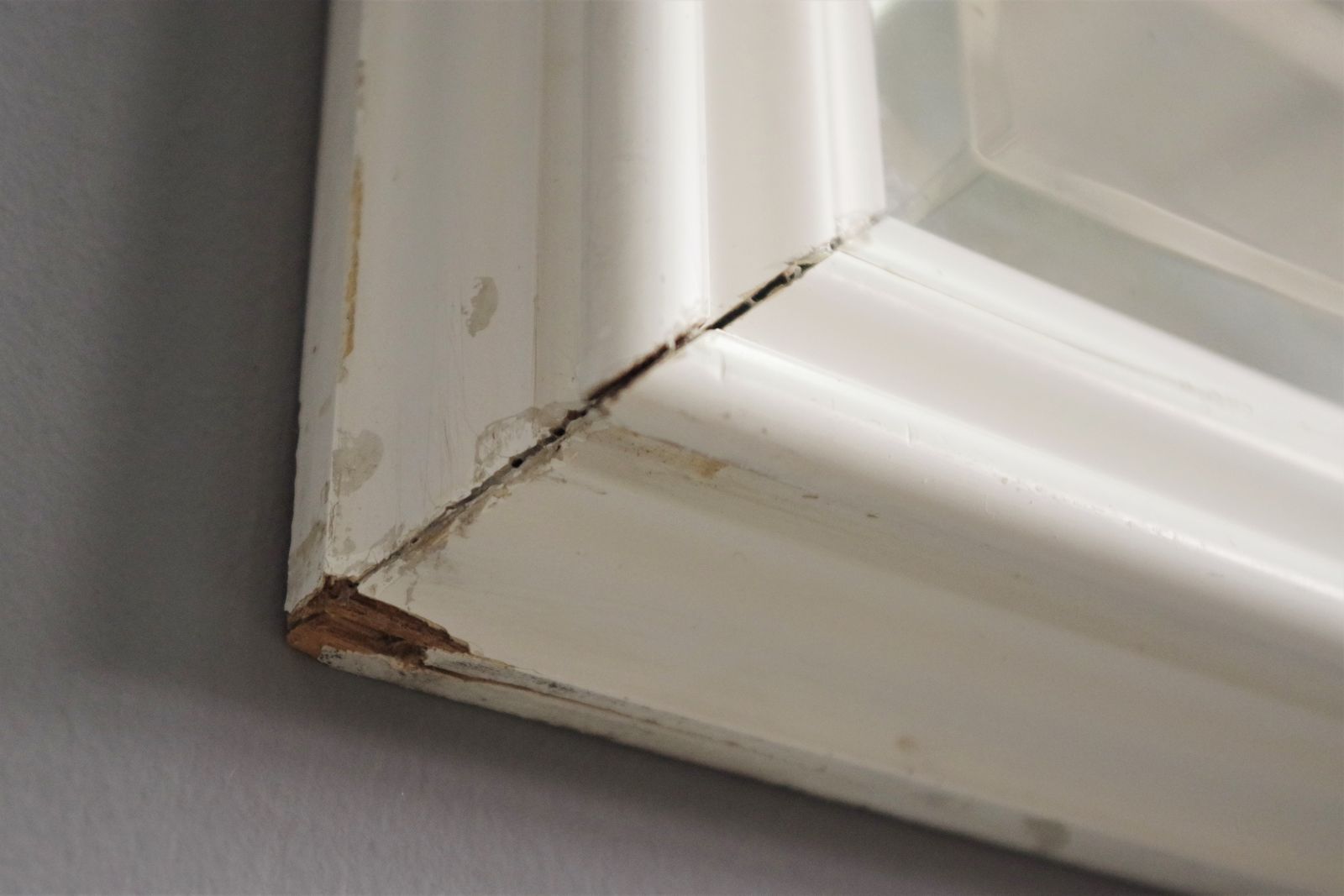 White Painted Wooden Frame Mirror   Giuseppe Restelli Cristani Mirrors, 1970s photo 678.0