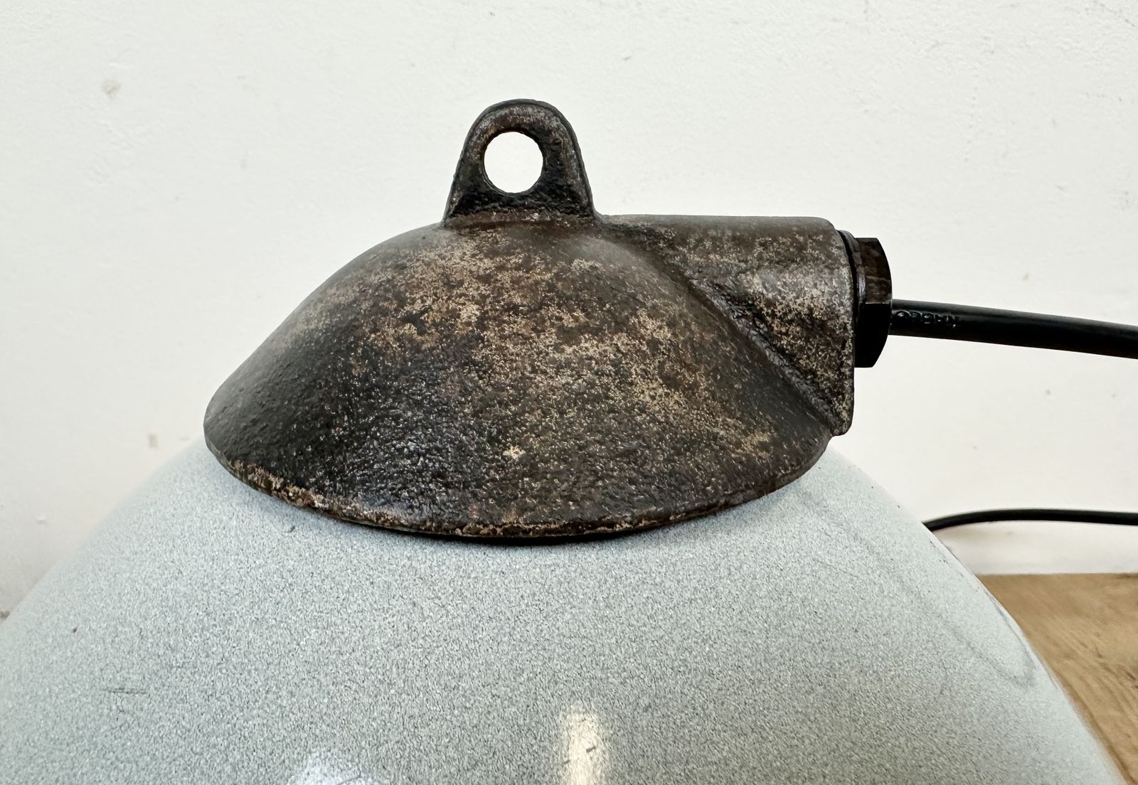 photo vintage Industrial Grey Enamel Factory Lamp With Cast Iron Top, 1960s, 3x