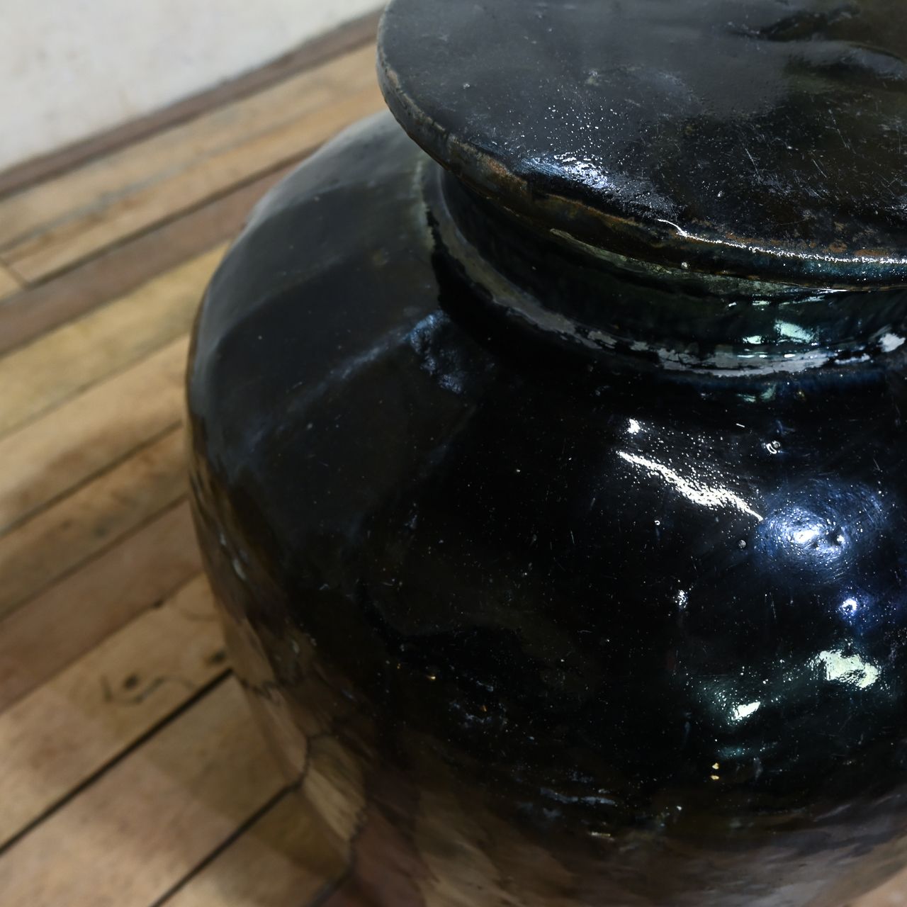 photo vinterior 19th Century Chinese  Ceramic Rice Wine Jar   With Cover