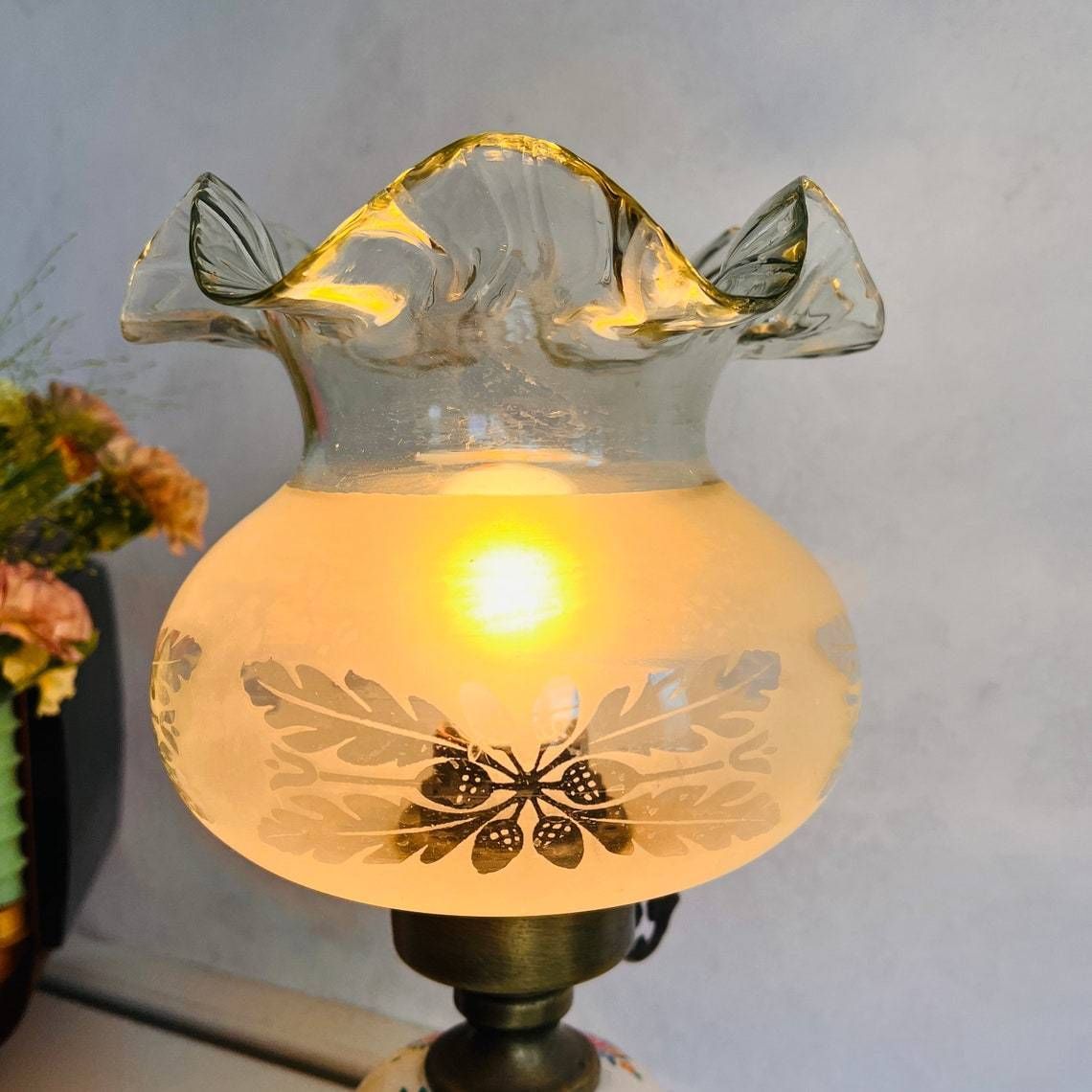 Vintage Porseleinen Lamp, Lamp In Fenton Stijl, Grote Lampenkap, Woondecoratie, Nachtkastlamp/Bouduirlamp, Woonverlichting, Interieurontwerp photo Verlichting