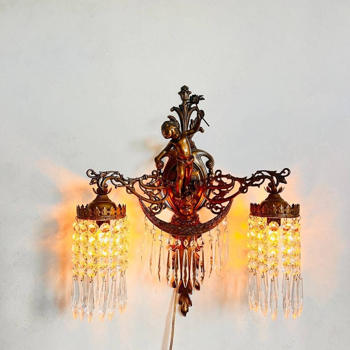 Unieke Franse Wandlamp Met Cherub/Putti, 2 Armen, Kristallen Lampenkap, Hanglamp, Binnenverlichting