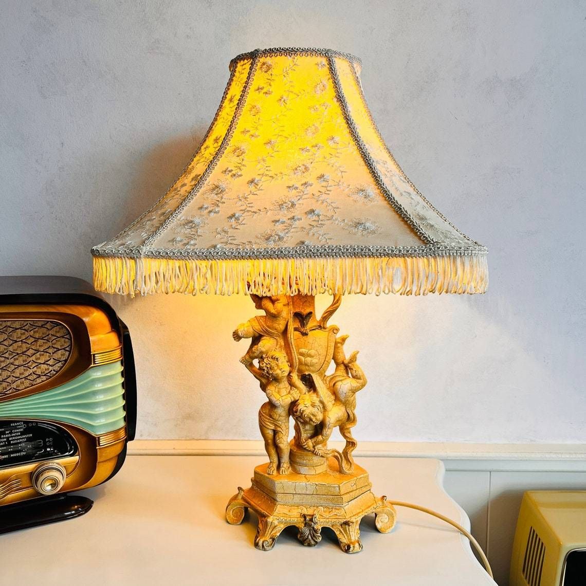 Vintage Cherubs Lamp – Vintage Tafellamp Met Grote Lampenkap – Bijzondere Verlichting – Romantische Verlichting photo furniture
