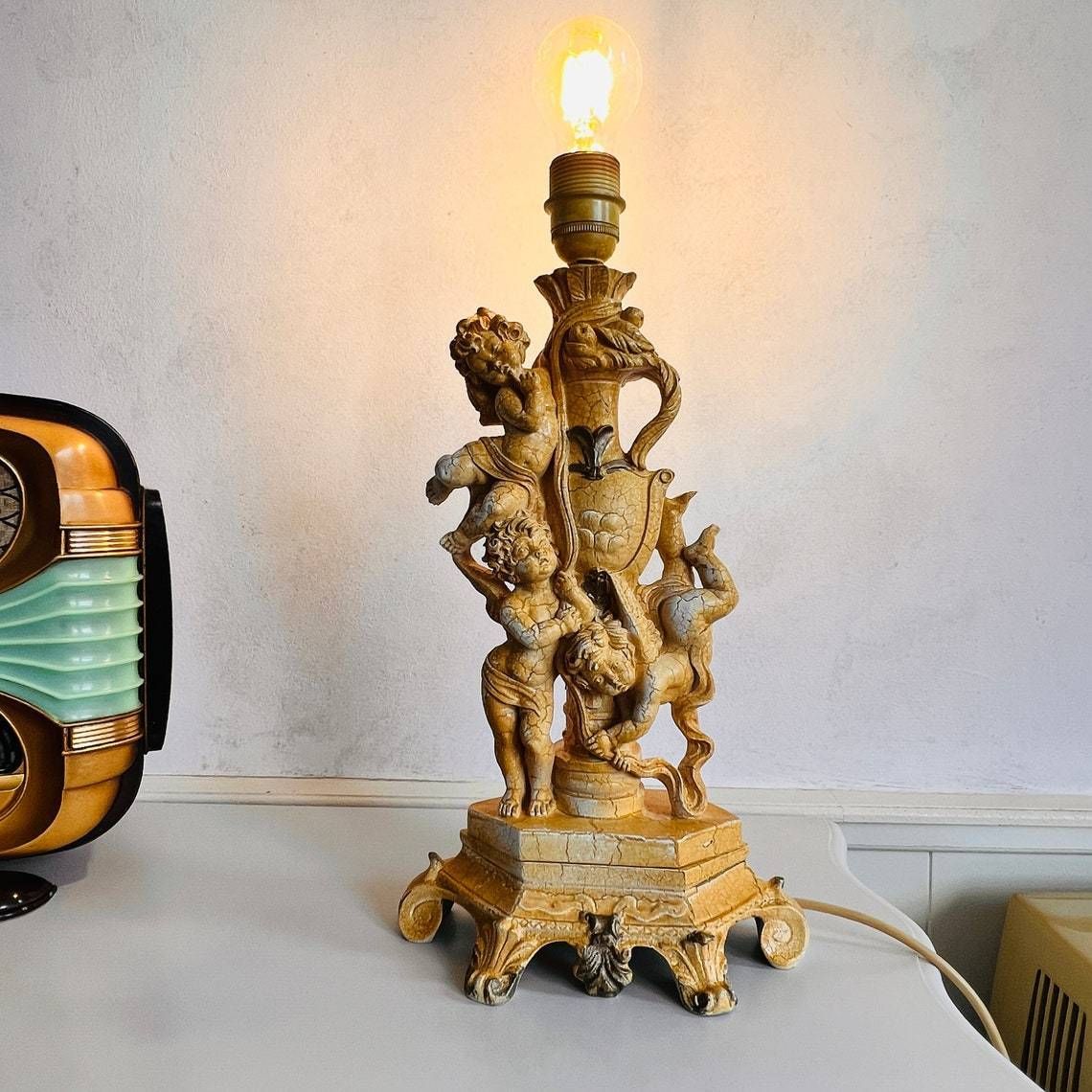 Vintage Cherubs Lamp – Vintage Tafellamp Met Grote Lampenkap – Bijzondere Verlichting – Romantische Verlichting photo for sale