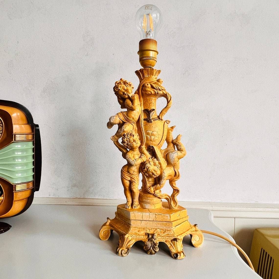 Vintage Cherubs Lamp – Vintage Tafellamp Met Grote Lampenkap – Bijzondere Verlichting – Romantische Verlichting photo Verlichting