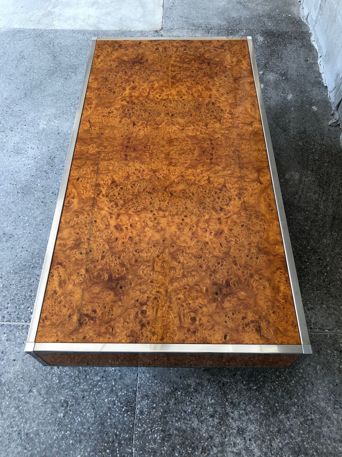 photo vinterior Coffee Table In Burl Maple Milo Baughman, 1970s
