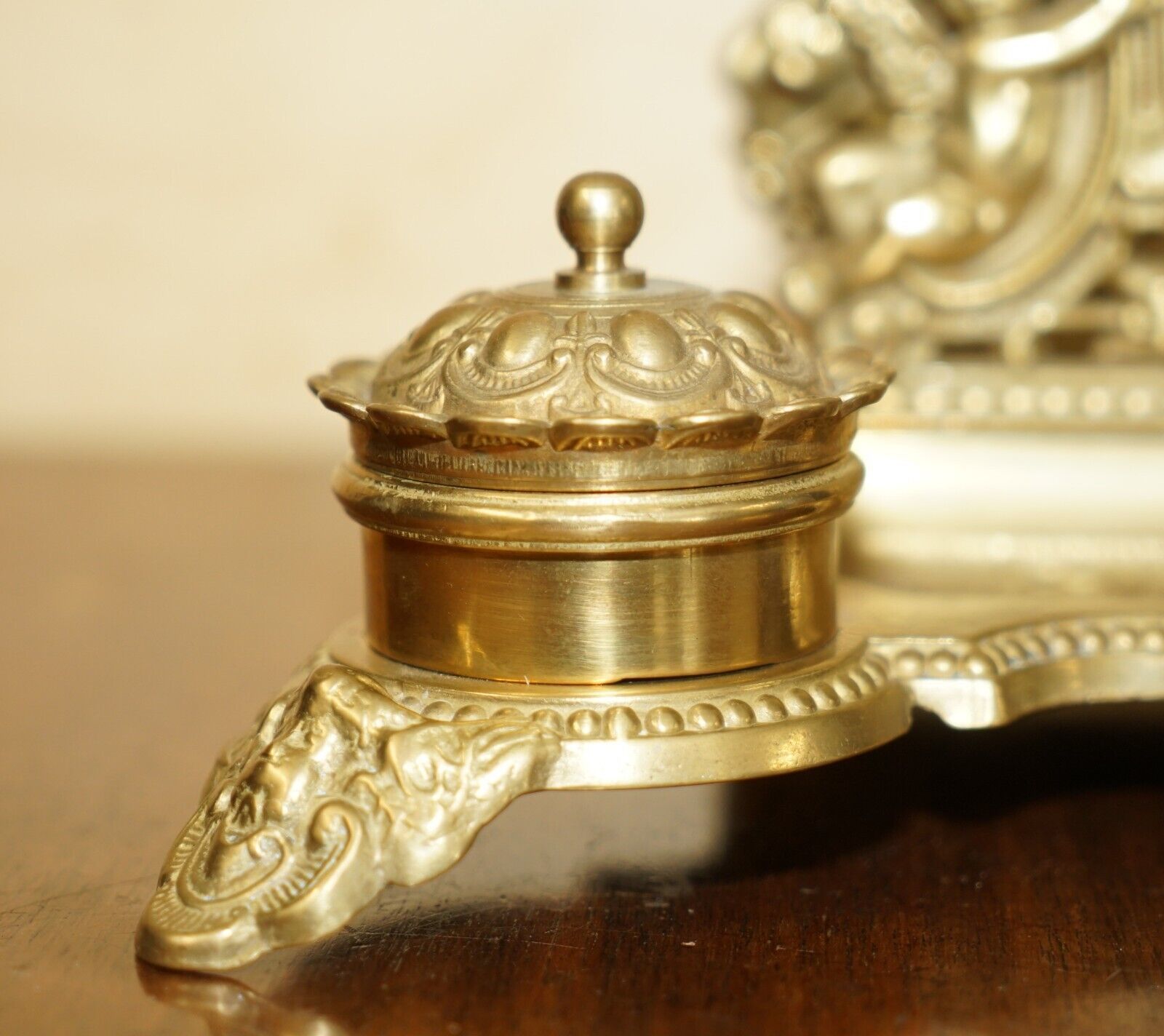 Lovely Antique French Baroque Repousse Gilt Brass Cherub Inkwell Letter Stand photo 375.0