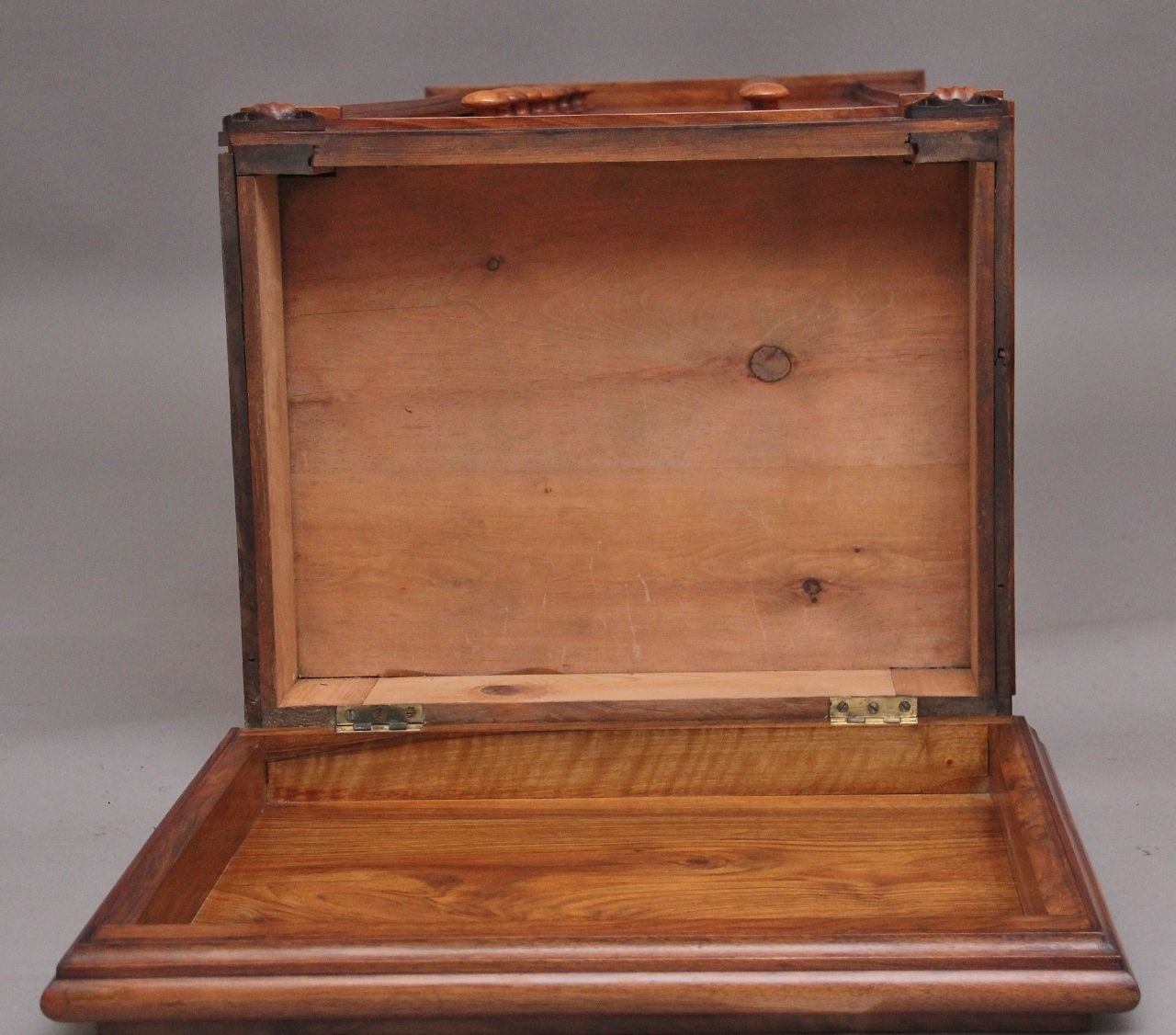 photo vintage Early 19th Century Antique Regency Walnut Wellington Chest