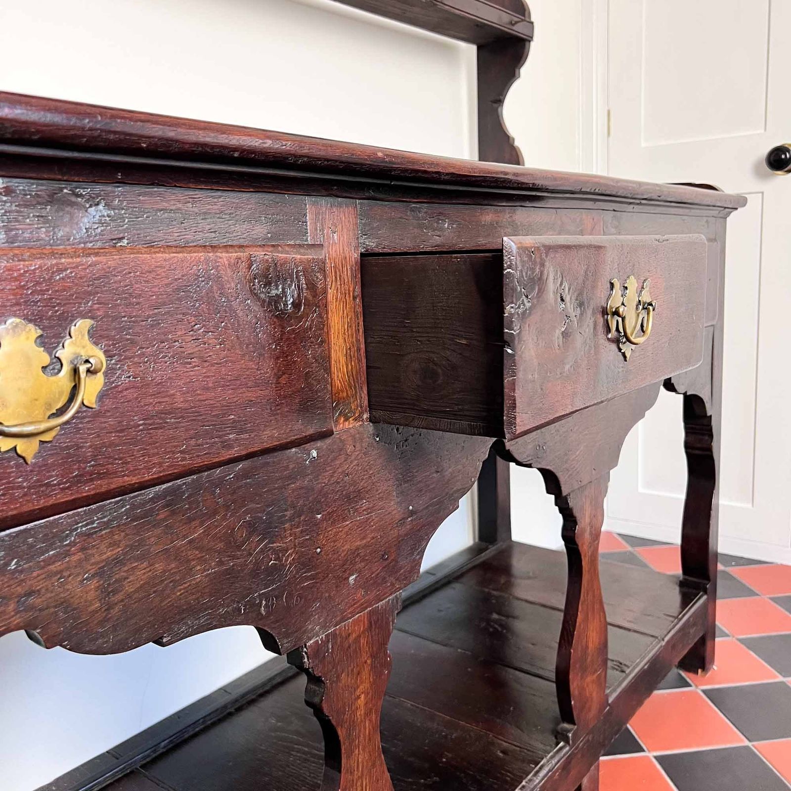 photo vinterior 18th Century Welsh Oak Potboard Dresser