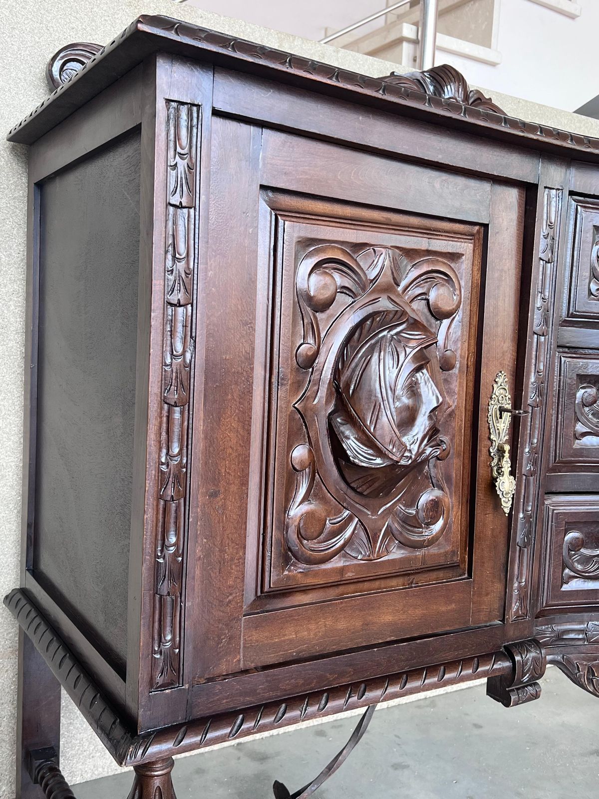 Buffet espagnol Renaissance à deux portes, trois tiroirs photo buy