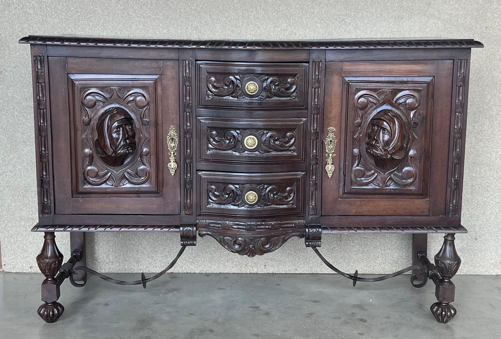 photo buy Buffet espagnol Renaissance à deux portes, trois tiroirs