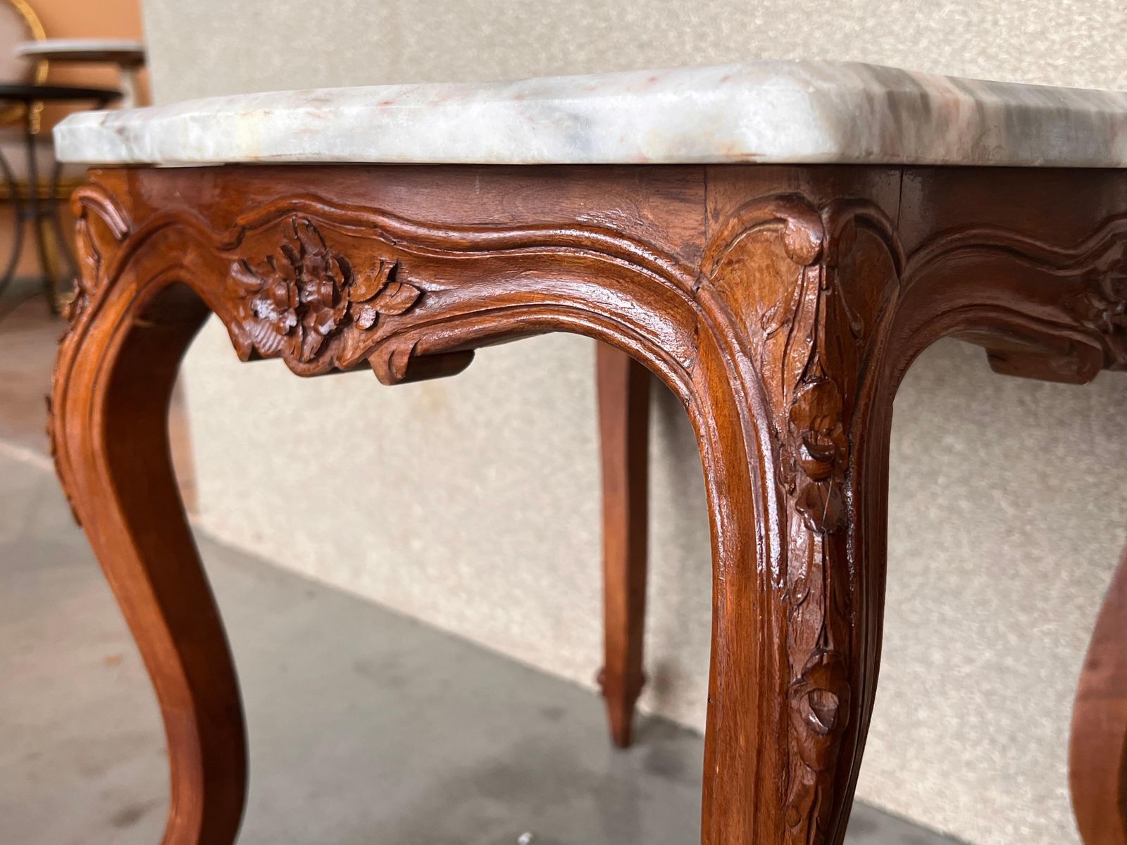 Ensemble de deux tables basses de style Louis XV, plateau en marbre photo vintage