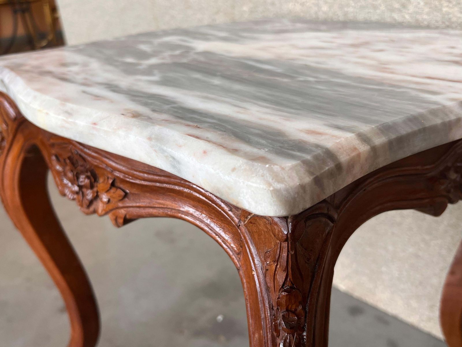 photo furniture Ensemble de deux tables basses de style Louis XV, plateau en marbre