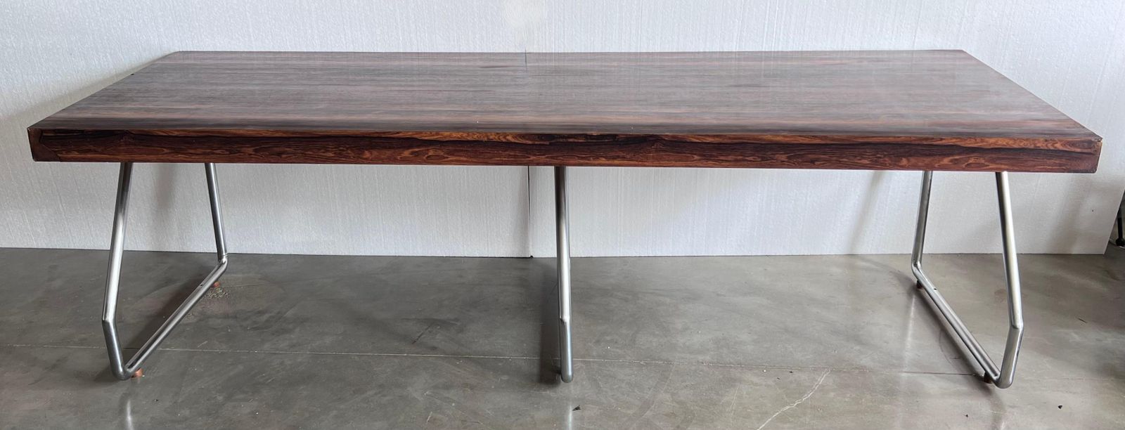 Grand bureau de direction en bois verni, dans le style de Florence Knoll photo Mobilier