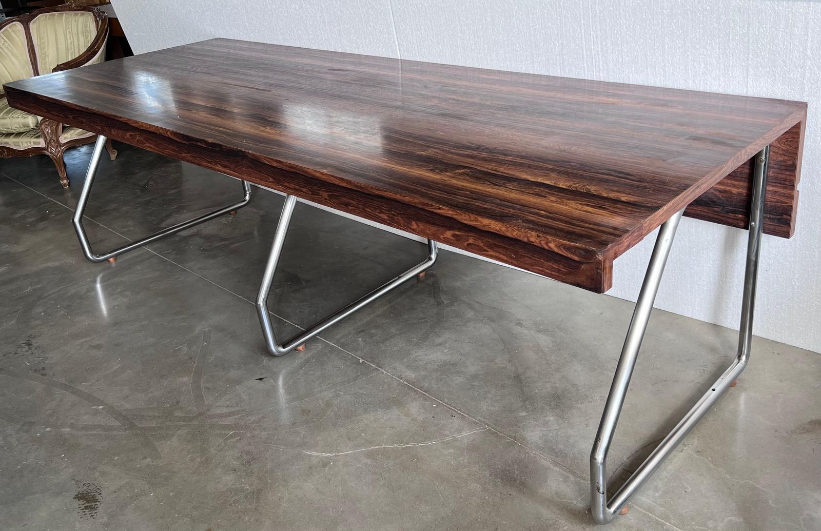 Grand bureau de direction en bois verni, dans le style de Florence Knoll photo buy