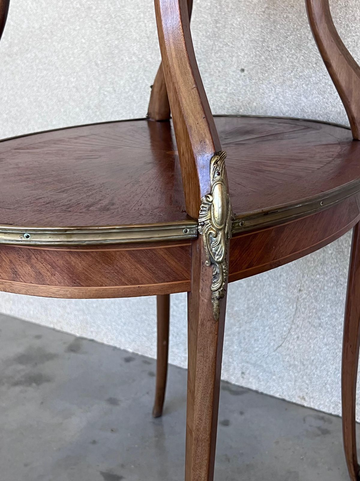 2356.0 Table basse ou d'appoint française en acajou et laiton à deux plateaux photo