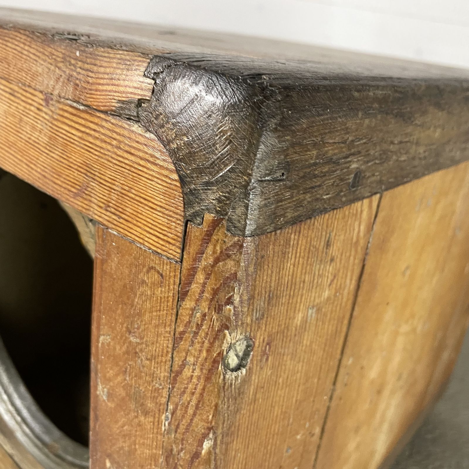 photo furniture Victorian Wooden Safe Box With Screw Close Door