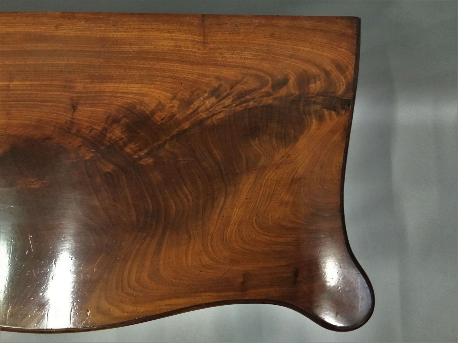 photo furniture Elegant George III Mahogany Hepplewhite Serpentine Card Table