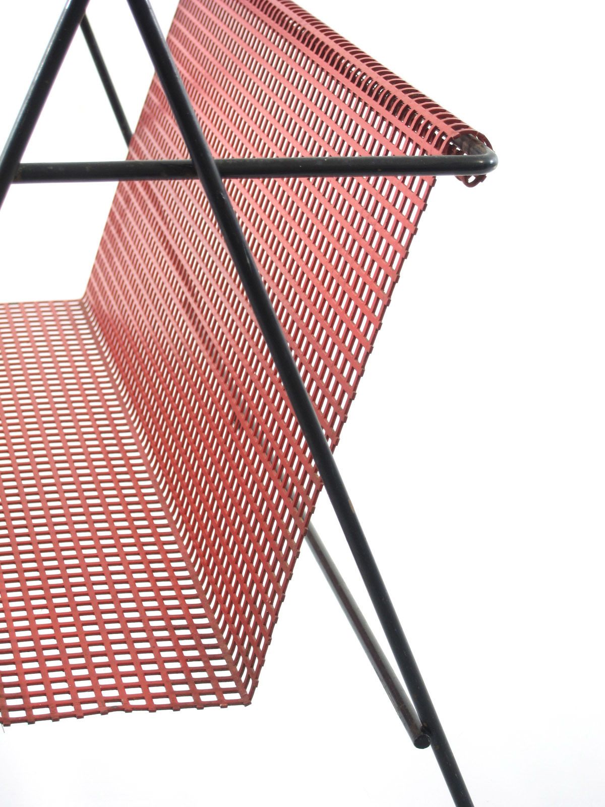 Rode Tijdschriftenhouder In De Stijl Van Mathieu Mategot photo 494.0