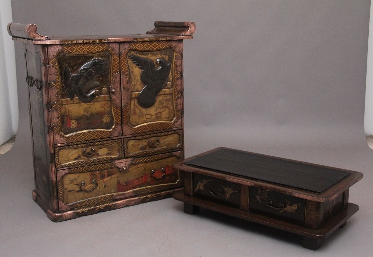 photo furniture 19th Century Japanese Gilt Lacquered Cabinet