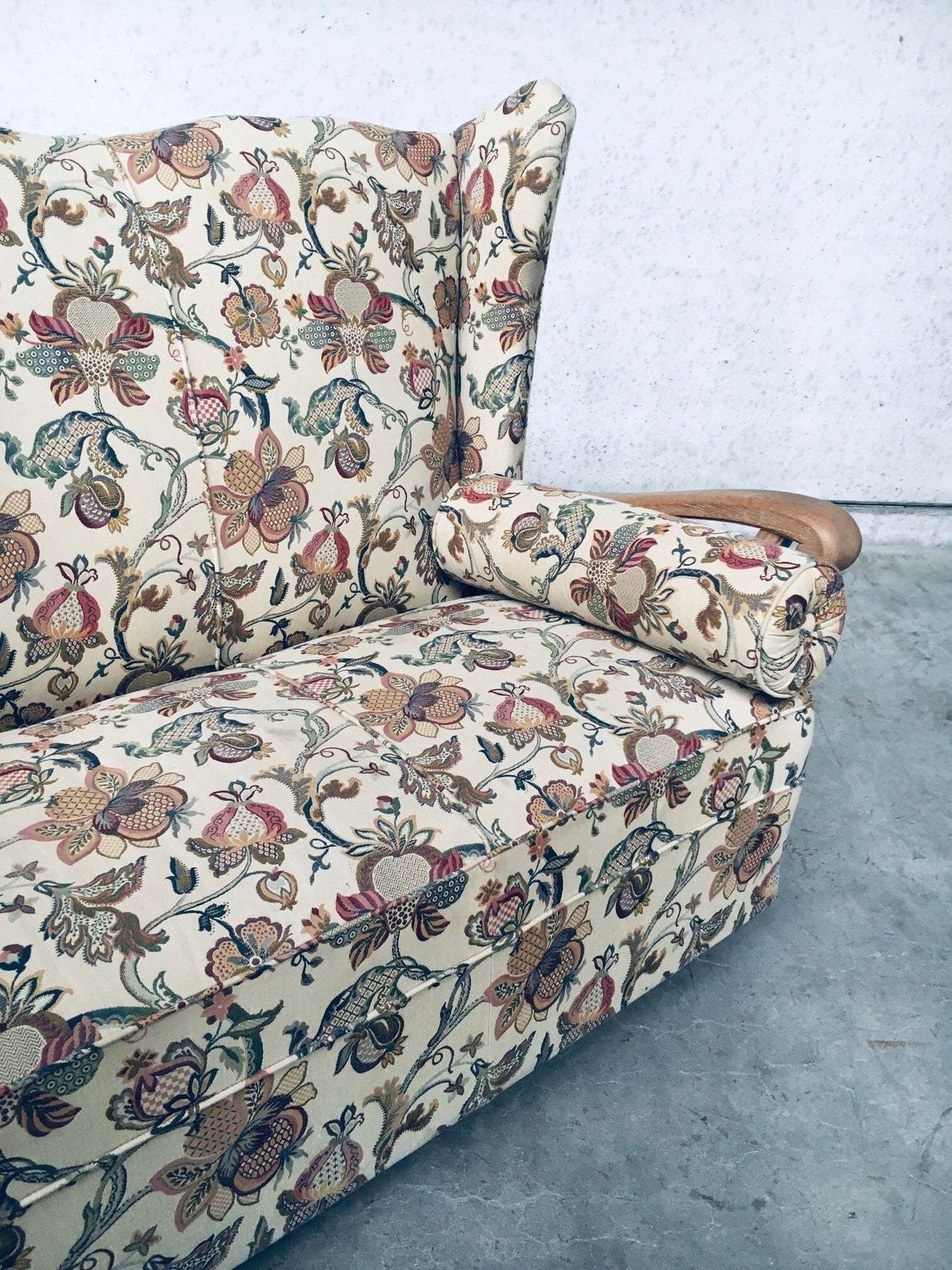 photo vintage Driezitsbank Met Hoge Vleugelleuning, Ontwerp Begin 20e Eeuw