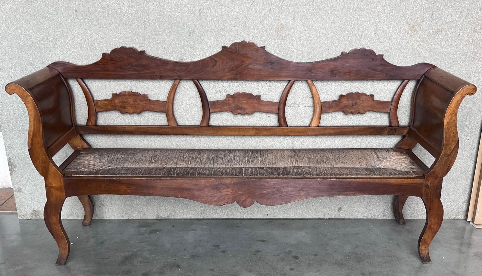 photo furniture Banc catalan du XXe siècle en noyer, assise cannée