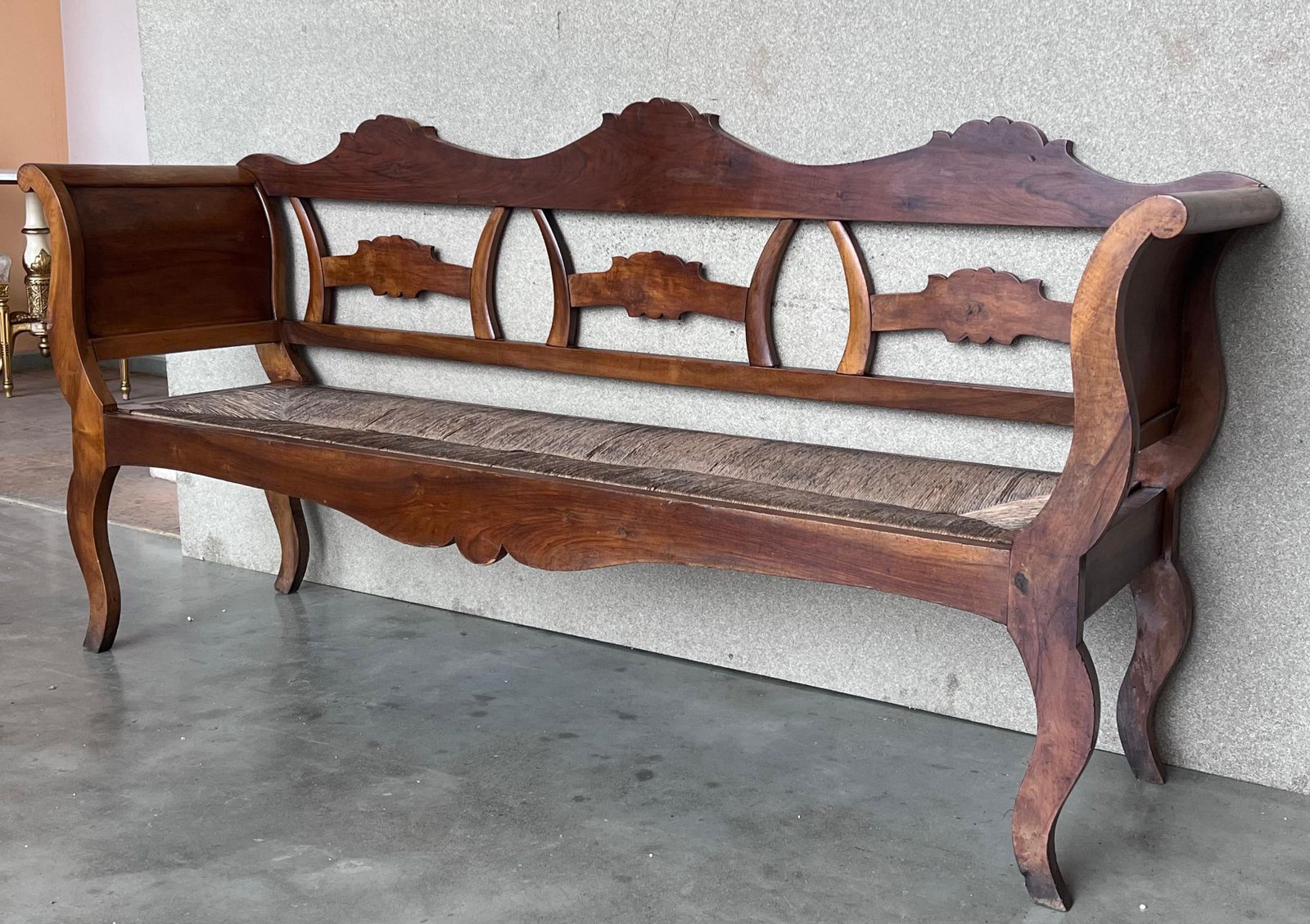 photo for sale Banc catalan du XXe siècle en noyer, assise cannée