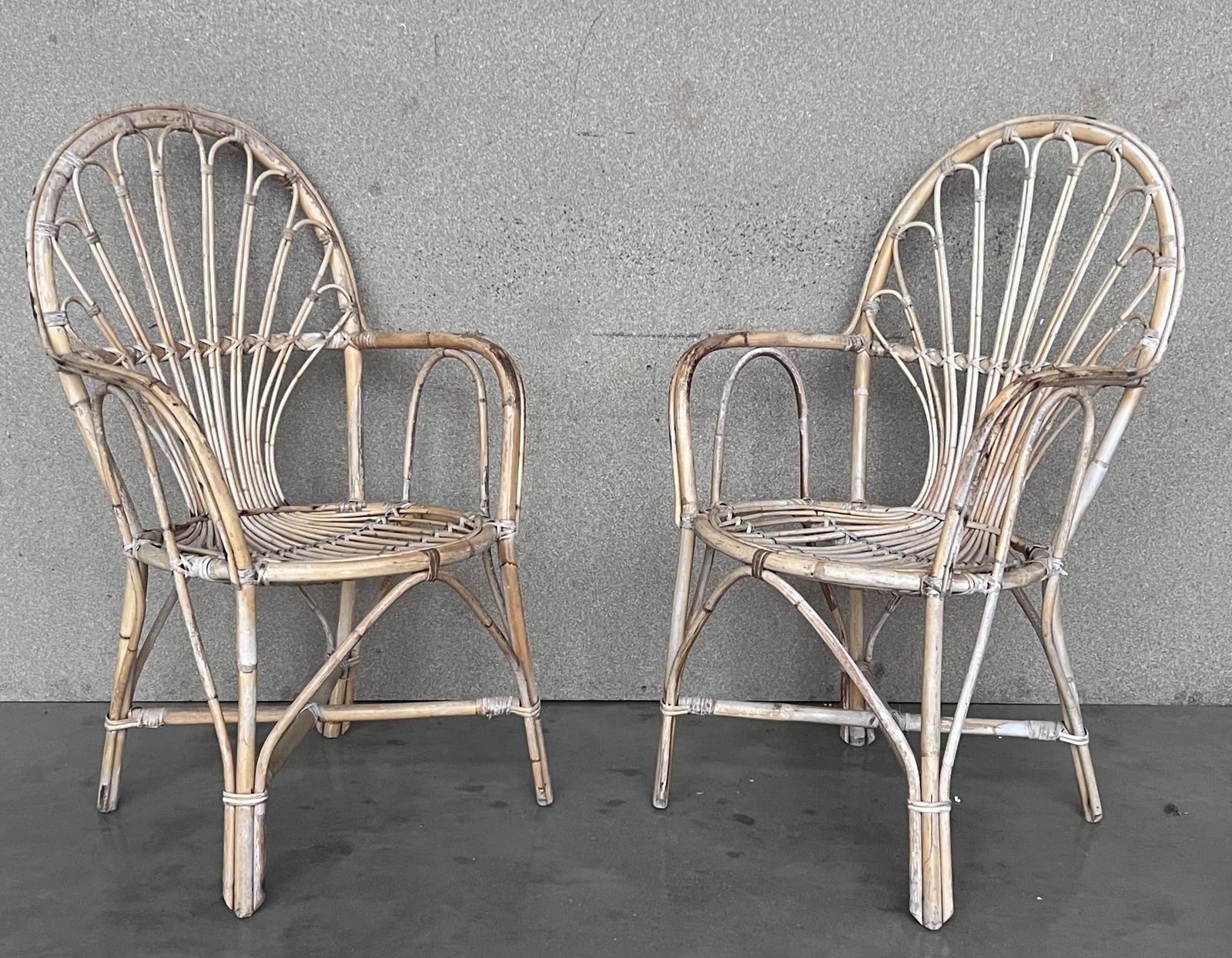 Paire de fauteuils espagnols en bambou à dossier ovalisé, années 1960 photo 987.0