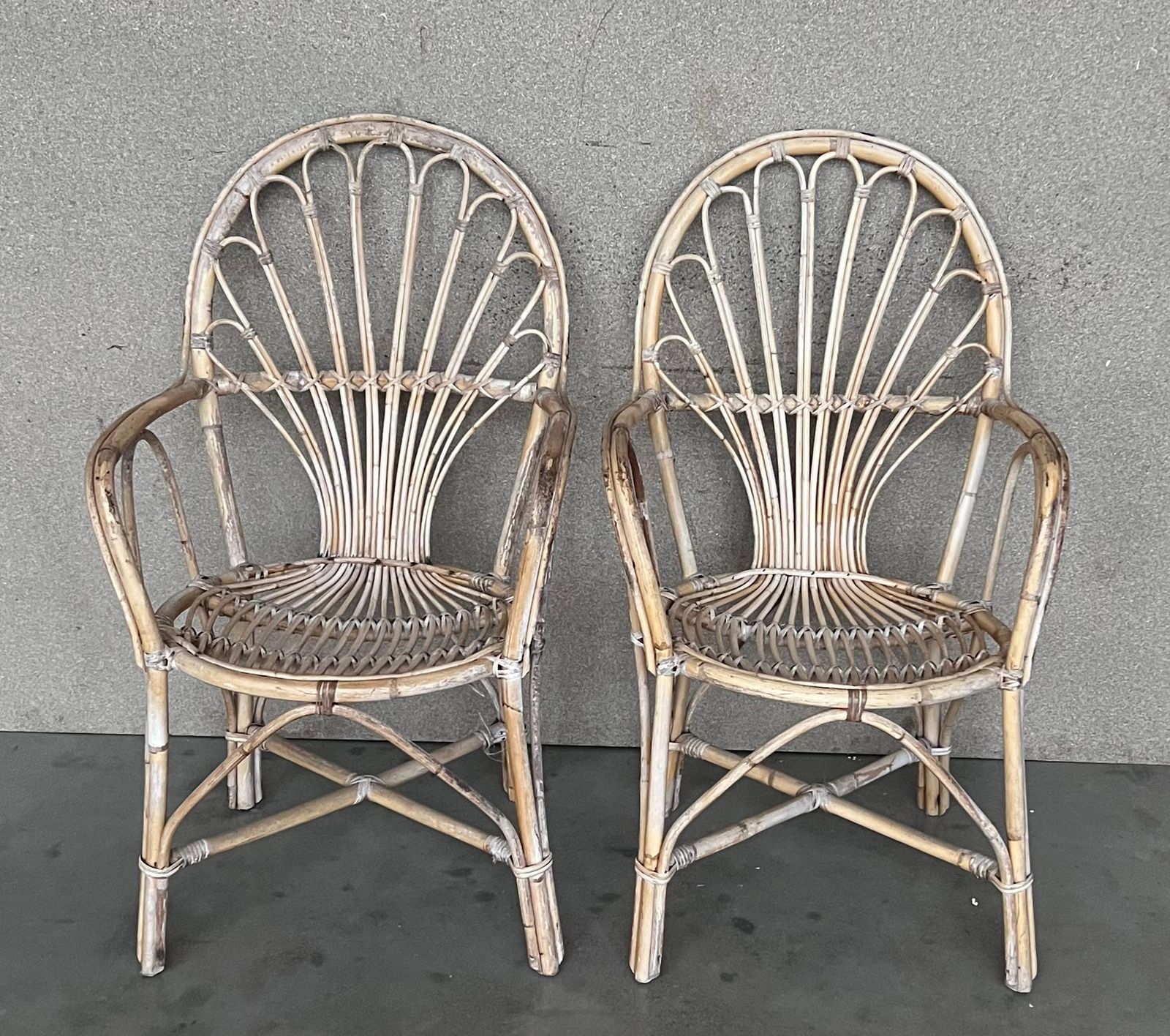 Paire de fauteuils espagnols en bambou à dossier ovalisé, années 1960 photo buy