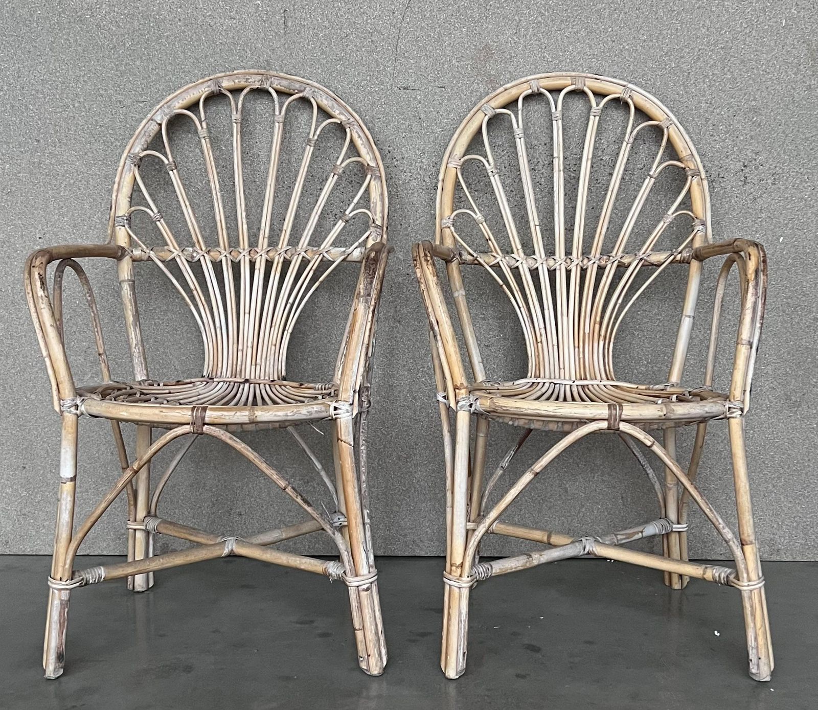 Paire de fauteuils espagnols en bambou à dossier ovalisé, années 1960 photo vintage