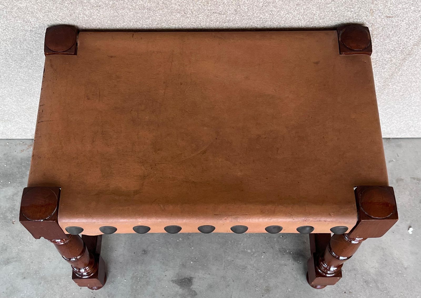 Paire de tabourets en noyer, assise en cuir et clous photo furniture