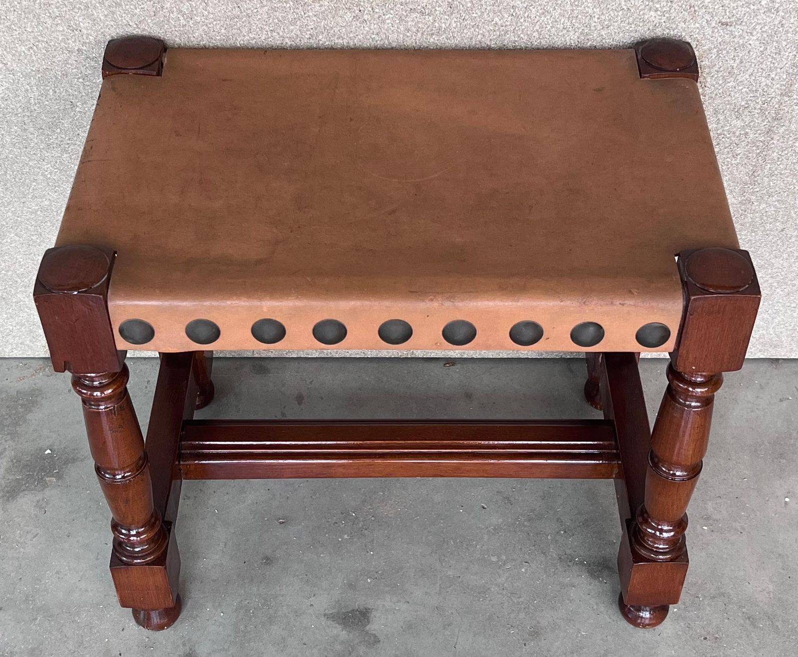 Paire de tabourets en noyer, assise en cuir et clous photo 2171.0