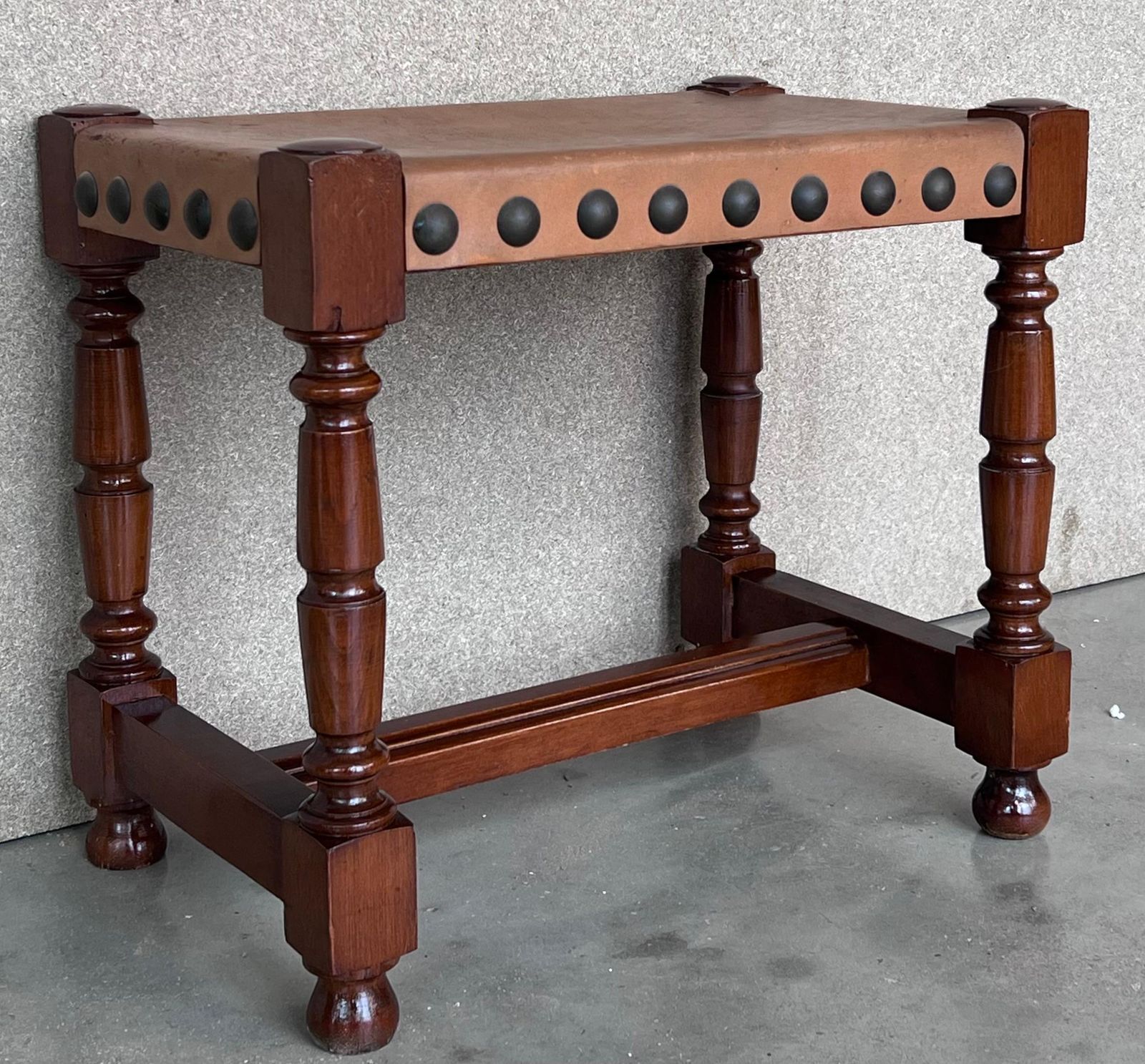 Paire de tabourets en noyer, assise en cuir et clous photo buy