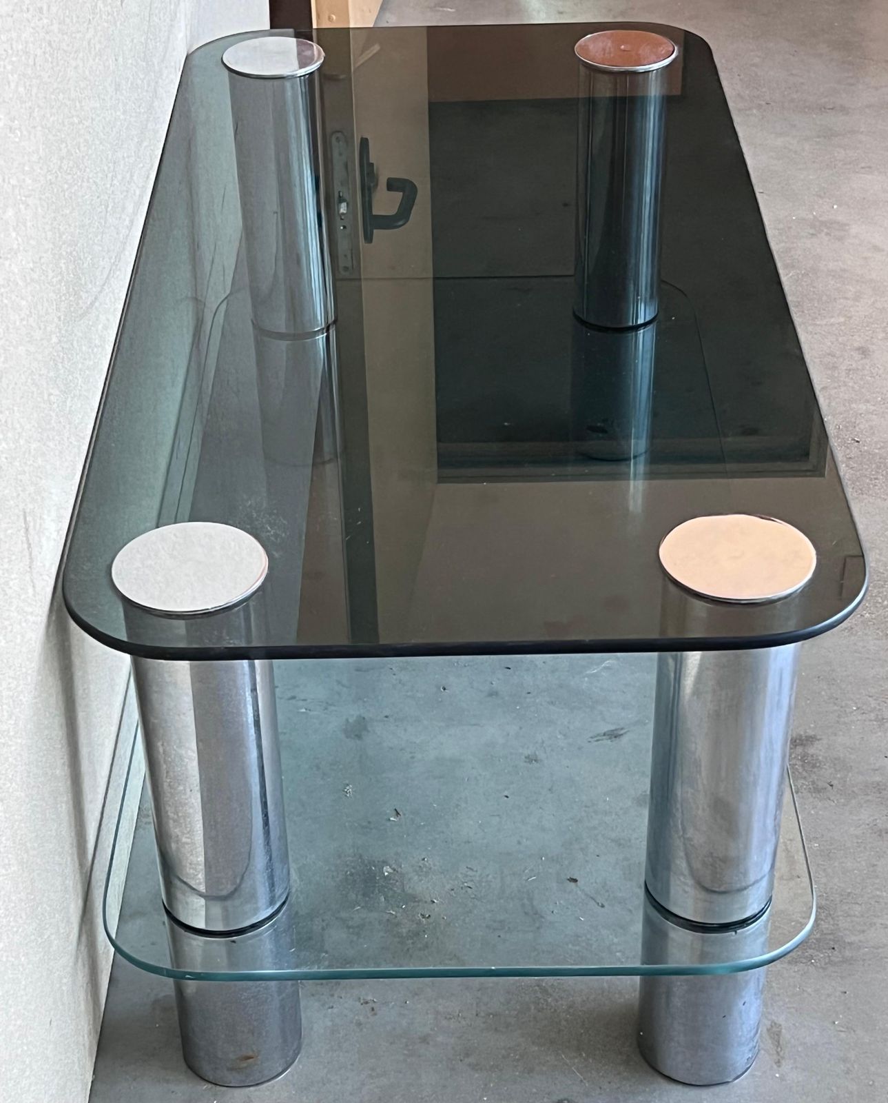 Table basse mid-century modern en chrome tubulaire à deux niveaux, plateau en verre fumé photo vinterior