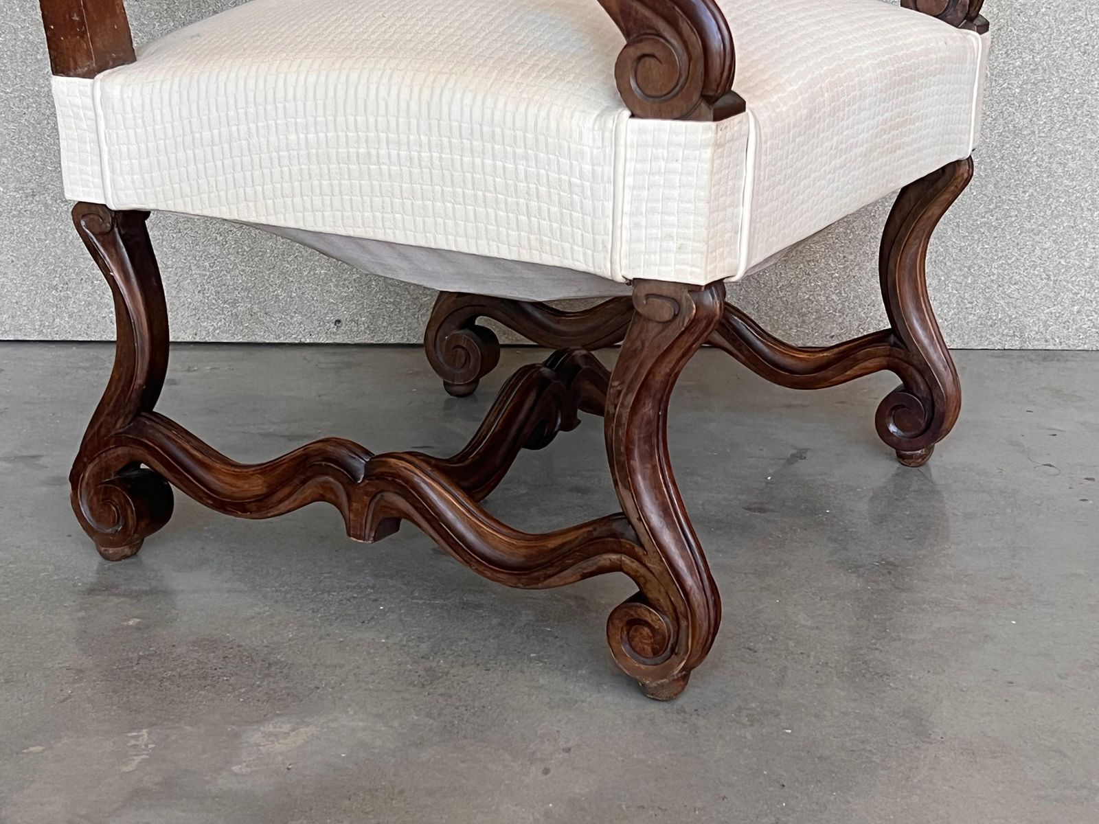 Paire de fauteuils espagnols en noyer sculpté de style Louis XVI, années 1900 photo vintage