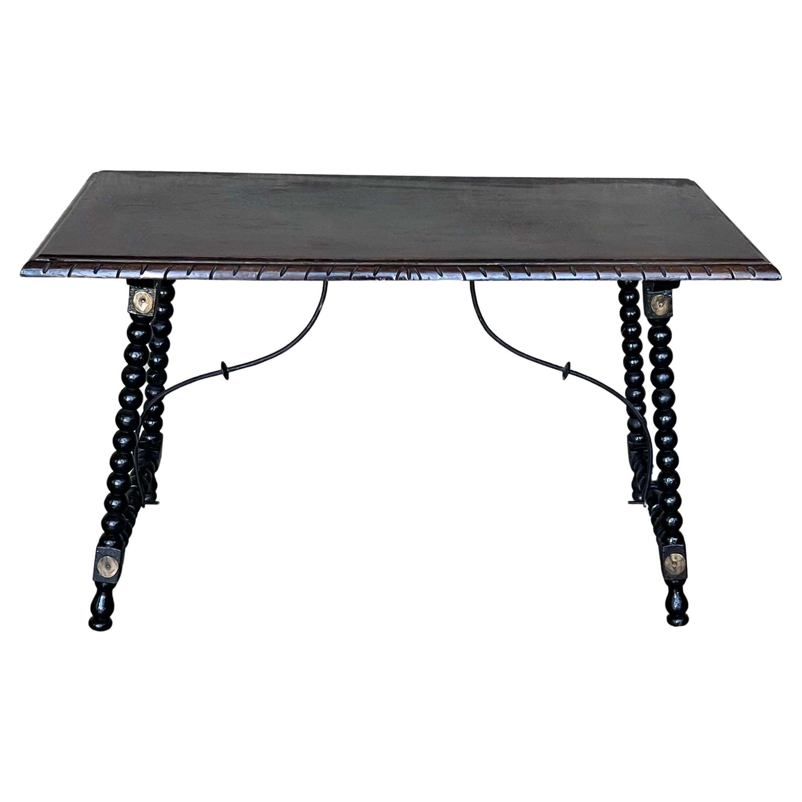 Table d'appoint espagnole en noyer du XIXe siècle, pieds tournés et entretoise en fer