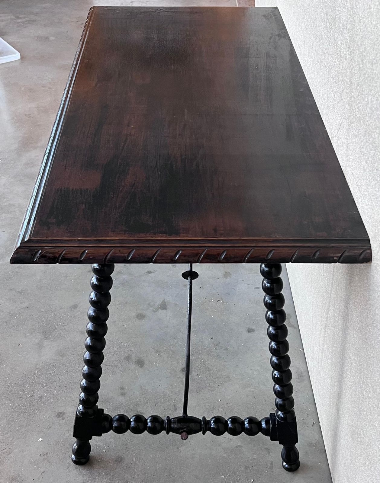 Table d'appoint espagnole en noyer du XIXe siècle, pieds tournés et entretoise en fer photo 2256.0