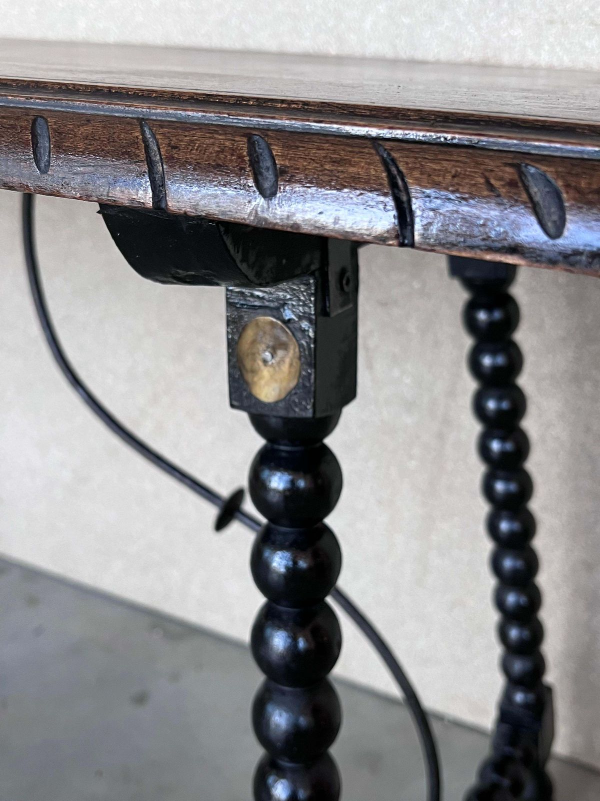 Table d'appoint espagnole en noyer du XIXe siècle, pieds tournés et entretoise en fer photo vintage