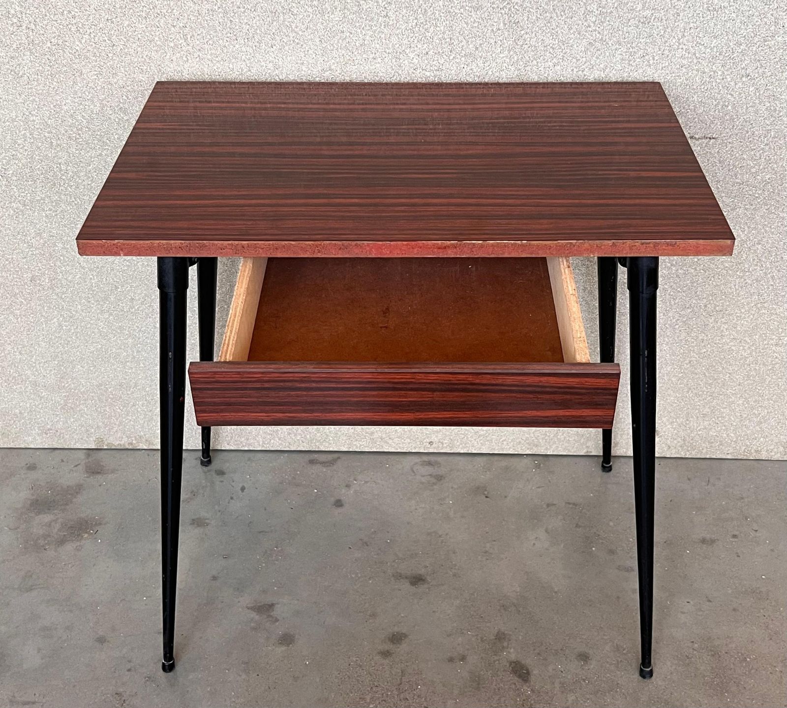 Bureau d'écolier mid-century modern, tiroir et pieds en fer photo vinterior
