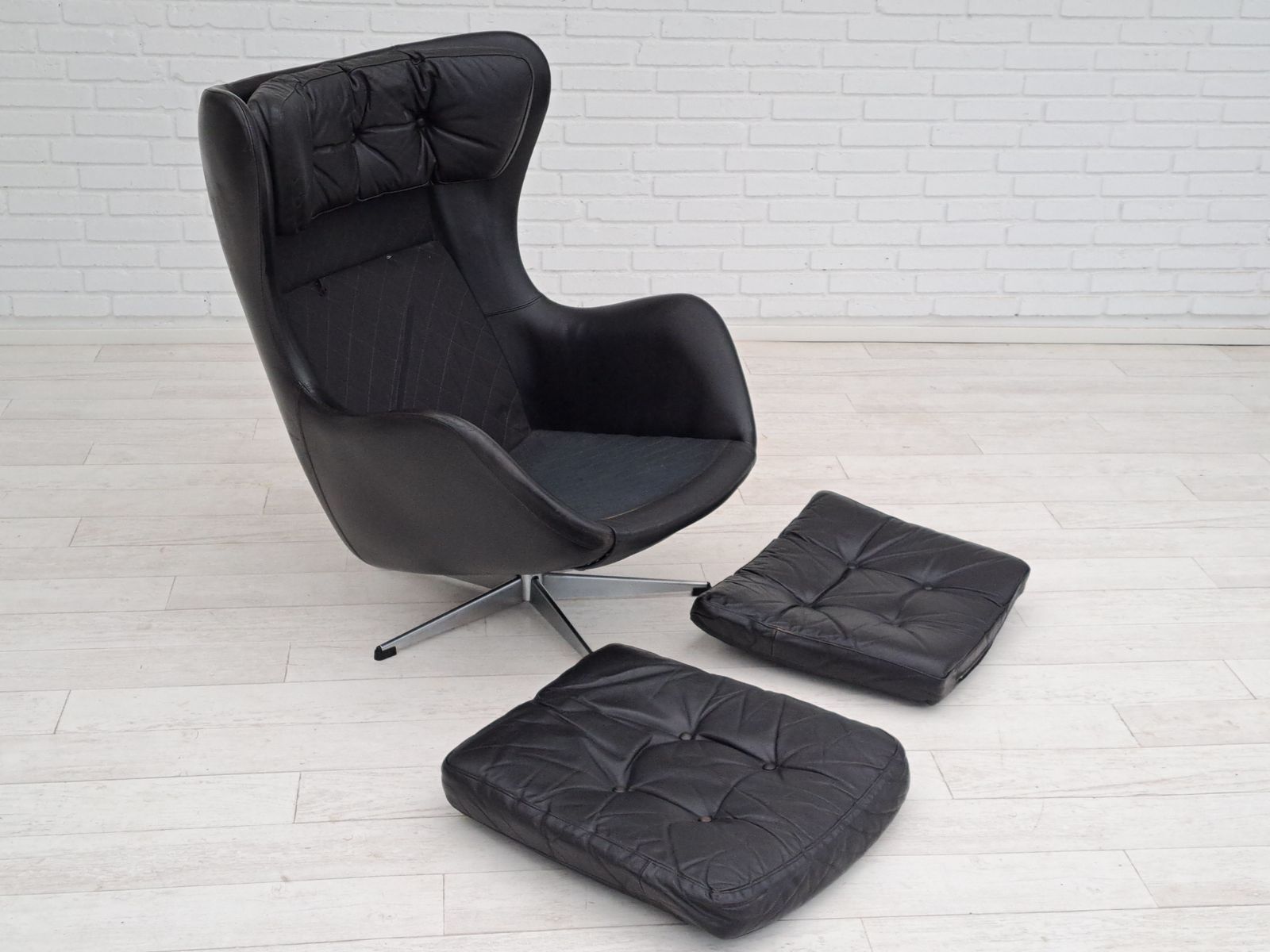 photo vintage 1970s, Vintage Danish Swivel Leather Armchair, Egg Form, Original Condition