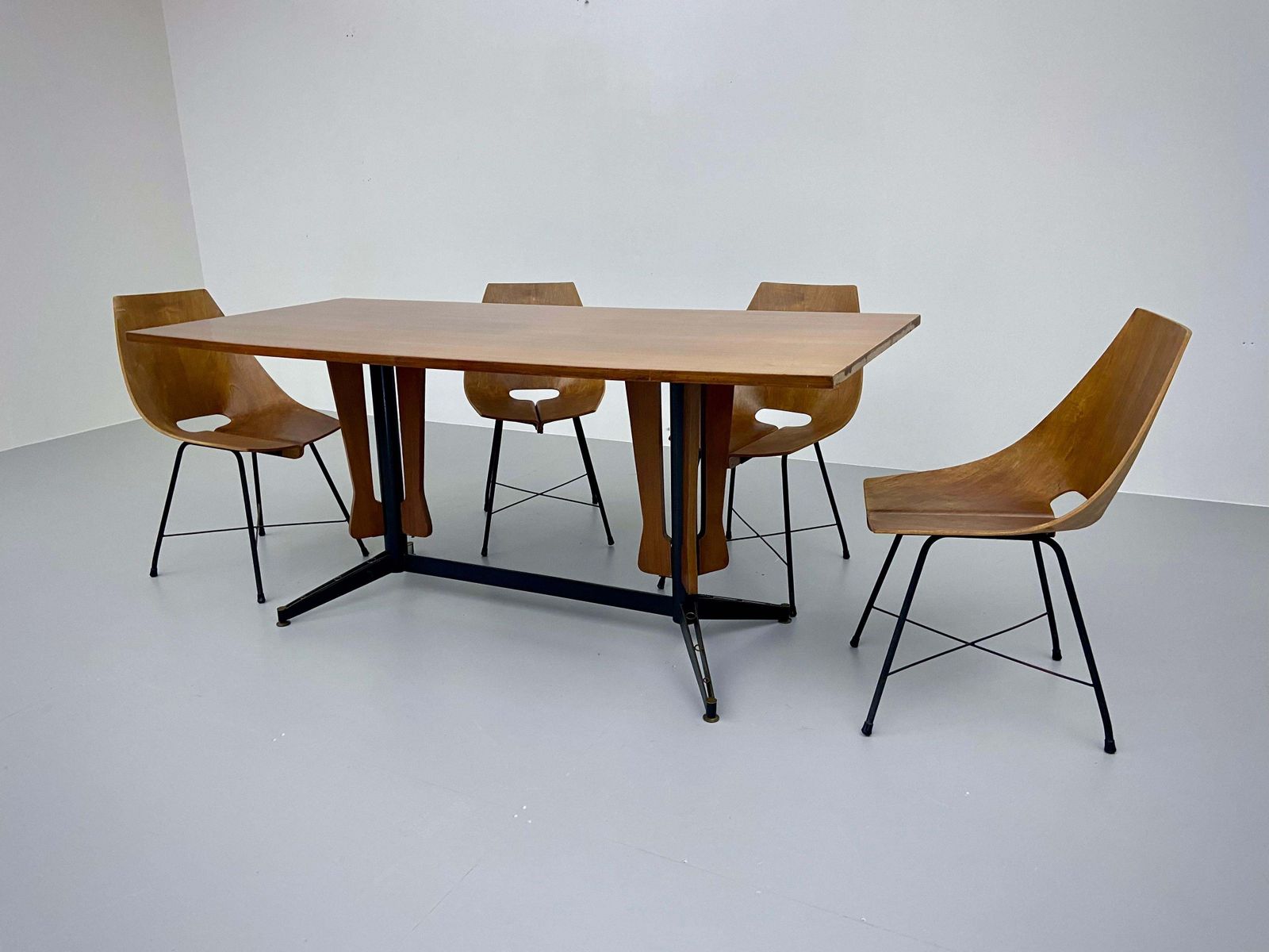 photo furniture Carlo Ratti Eettafel In Hout En Metaal, Italië, Ca. Jaren 1960