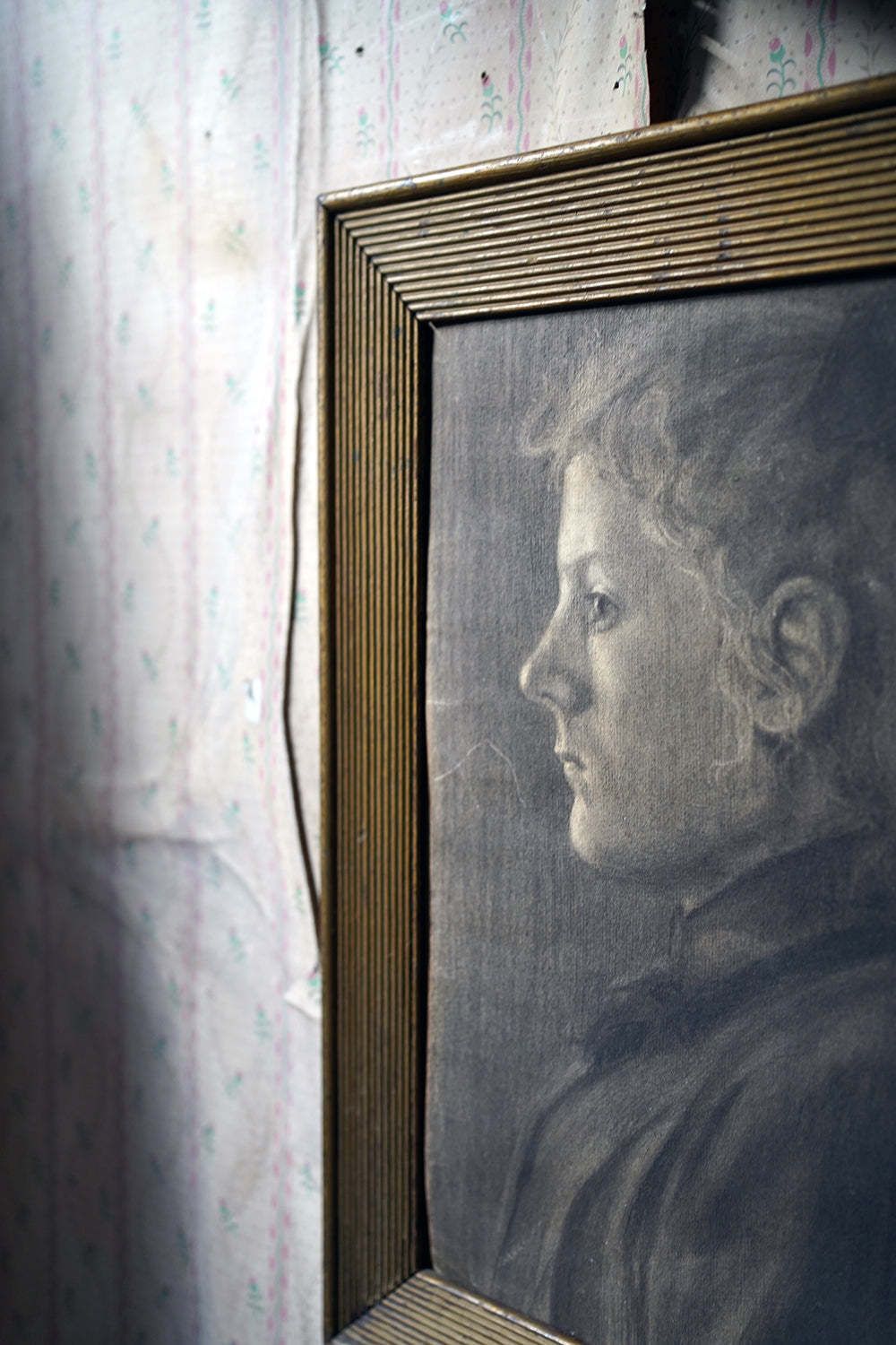580.0 Paul Wallat (1879 1966); A Charcoal Portrait Study Of A Young Lady C.1902 photo