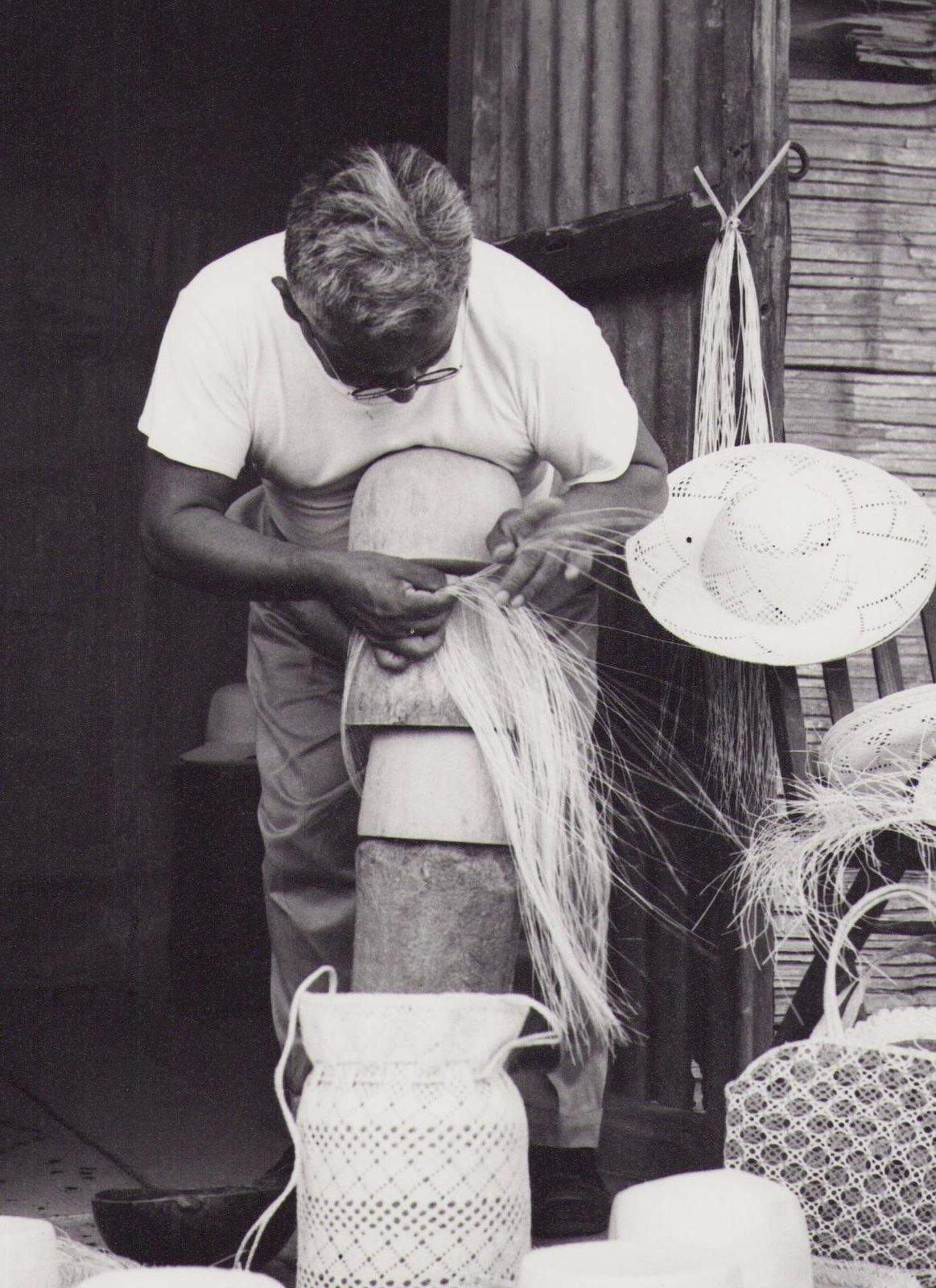 Hanna Seidel Ecuador, Craftsmanship, Black And White Photograph, 1960s, 26 X 23 Cm Ca. 1960s photo furniture
