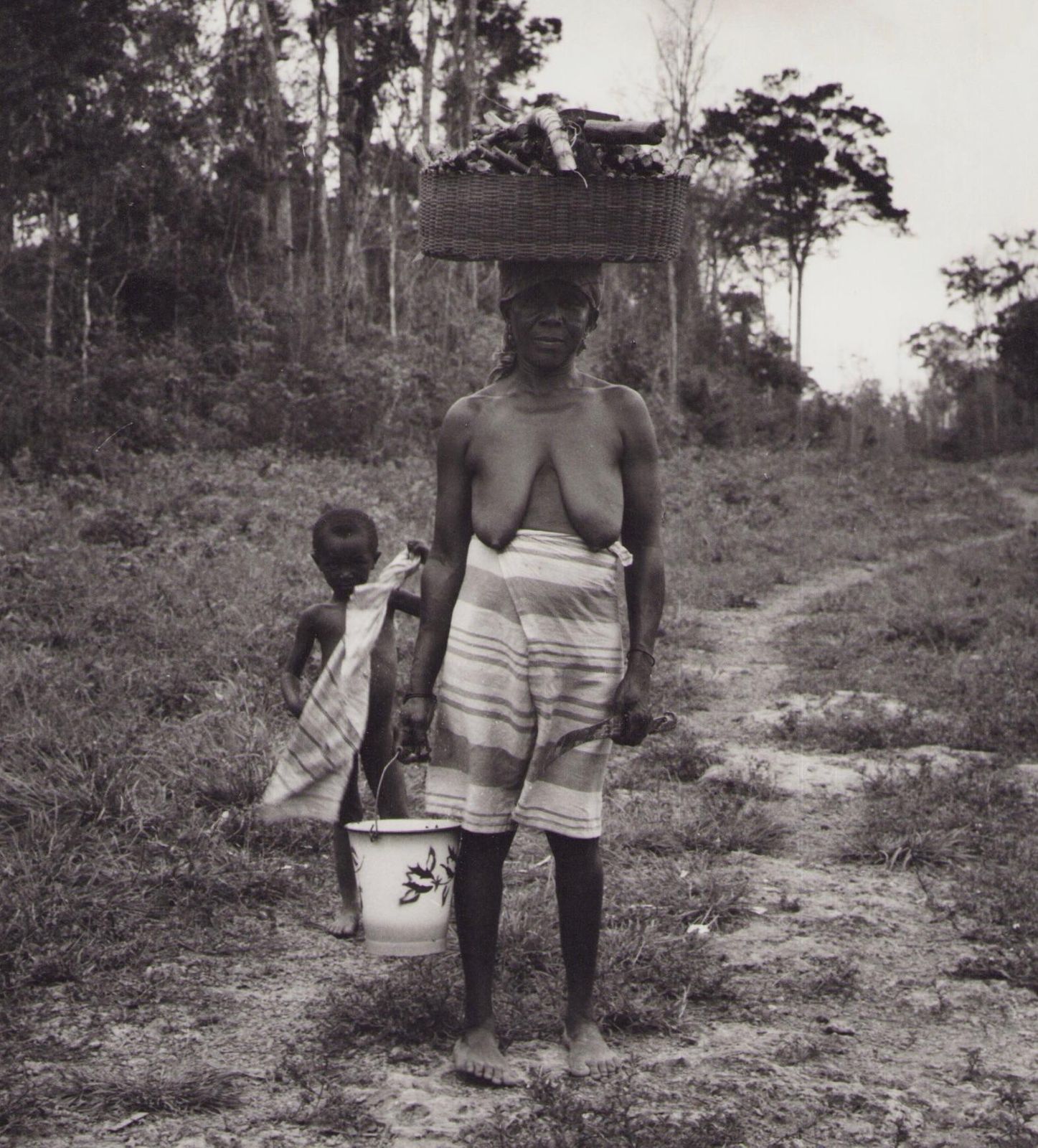 Hanna Seidel Suriname, Mother And Child, Black And White Photograph, 1960s, 24.6 X 24 Cm Circa 1960s photo furniture