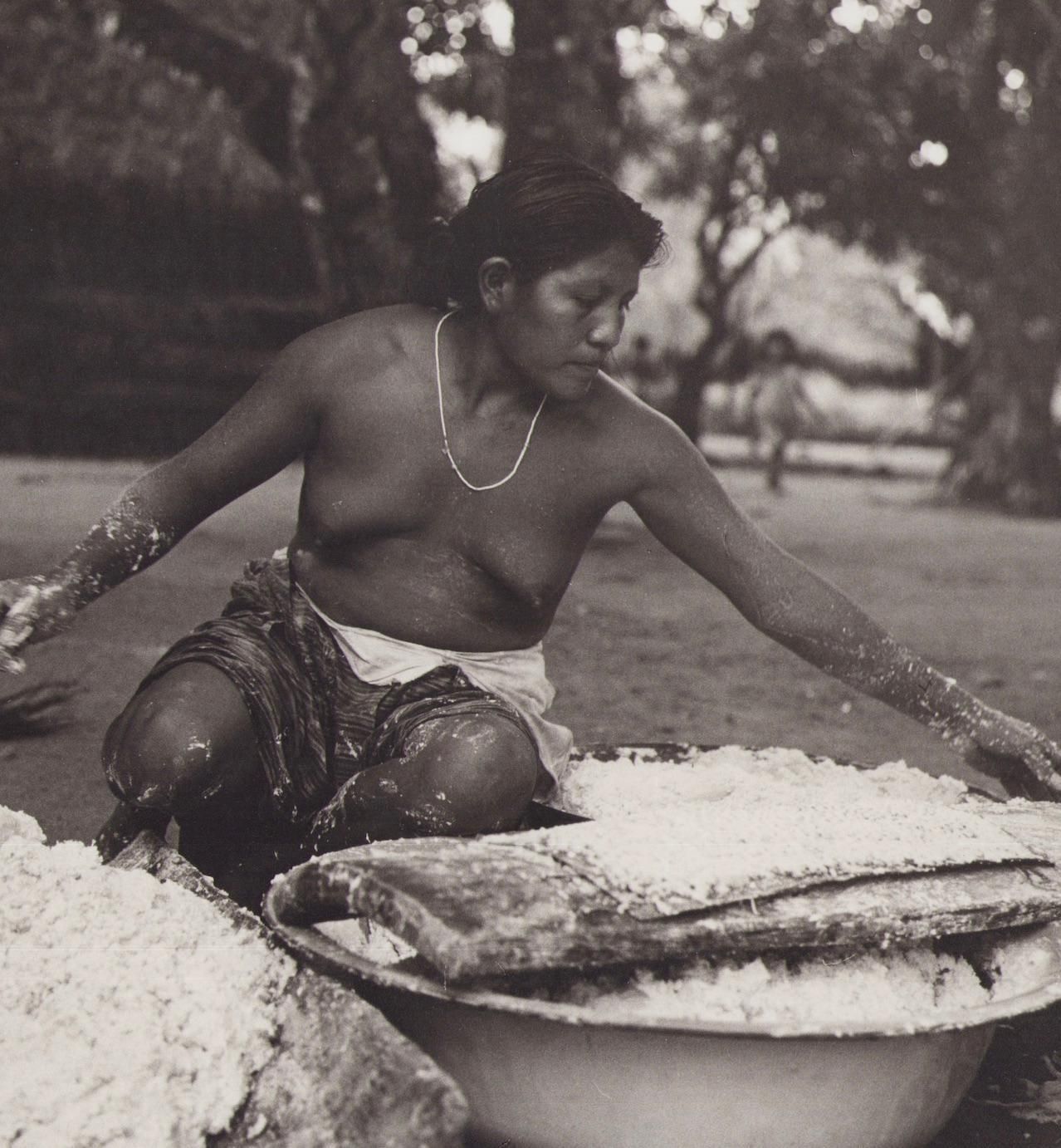 Hanna Seidel Suriname, Indigenous People, Black And White Photograph, 1960s, 24.2 X 29.3 Cm Ca. 1960s photo furniture