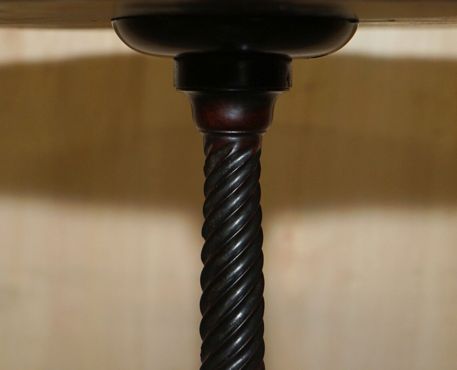 Exquisite Cir 1860 Antique Flamed Mahogany Pie Crust Side End Lamp Tripod Table photo Furniture