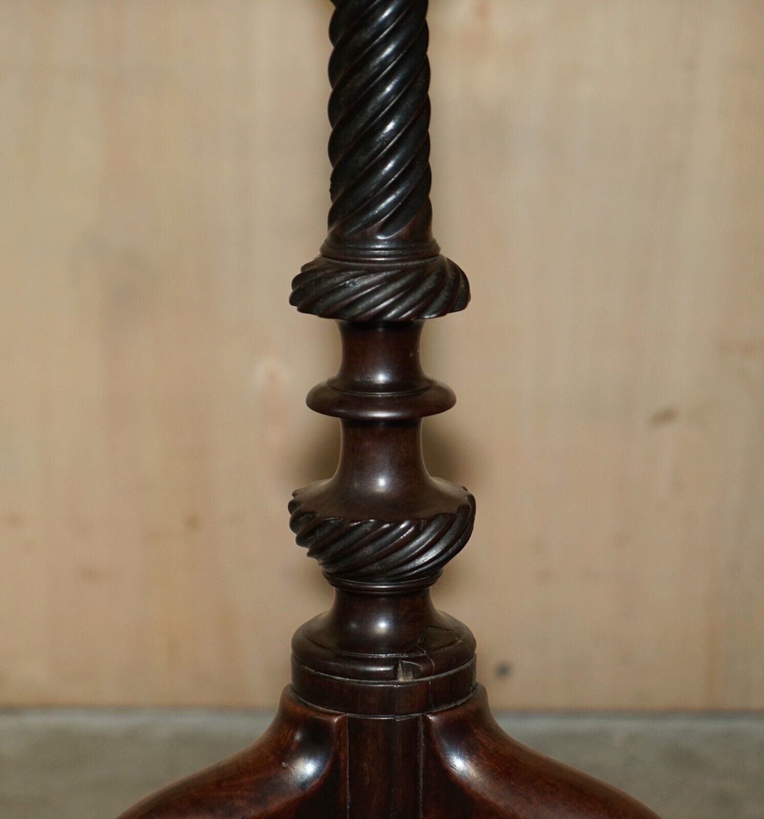 Exquisite Cir 1860 Antique Flamed Mahogany Pie Crust Side End Lamp Tripod Table photo vinterior
