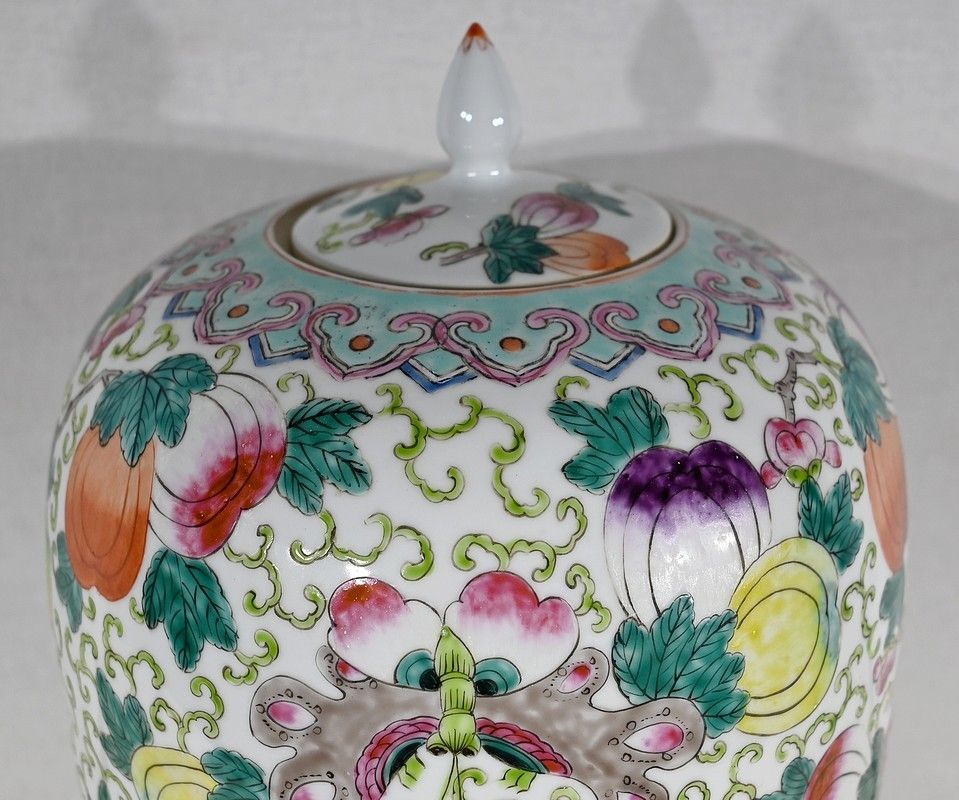 photo vinterior Important Chinese Porcelain Lidded Vase   Early 20th Century