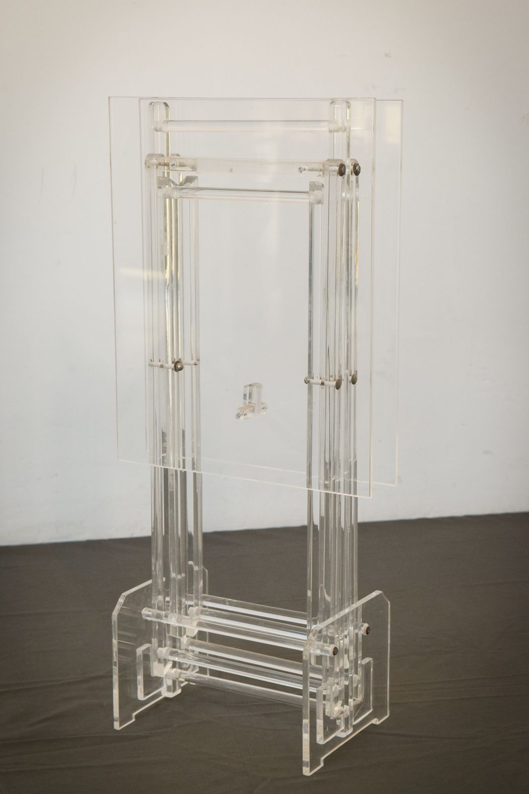 672.0 Bijzondere Opvouwbare Bijzettafels Van Perspex Met Standaard photo