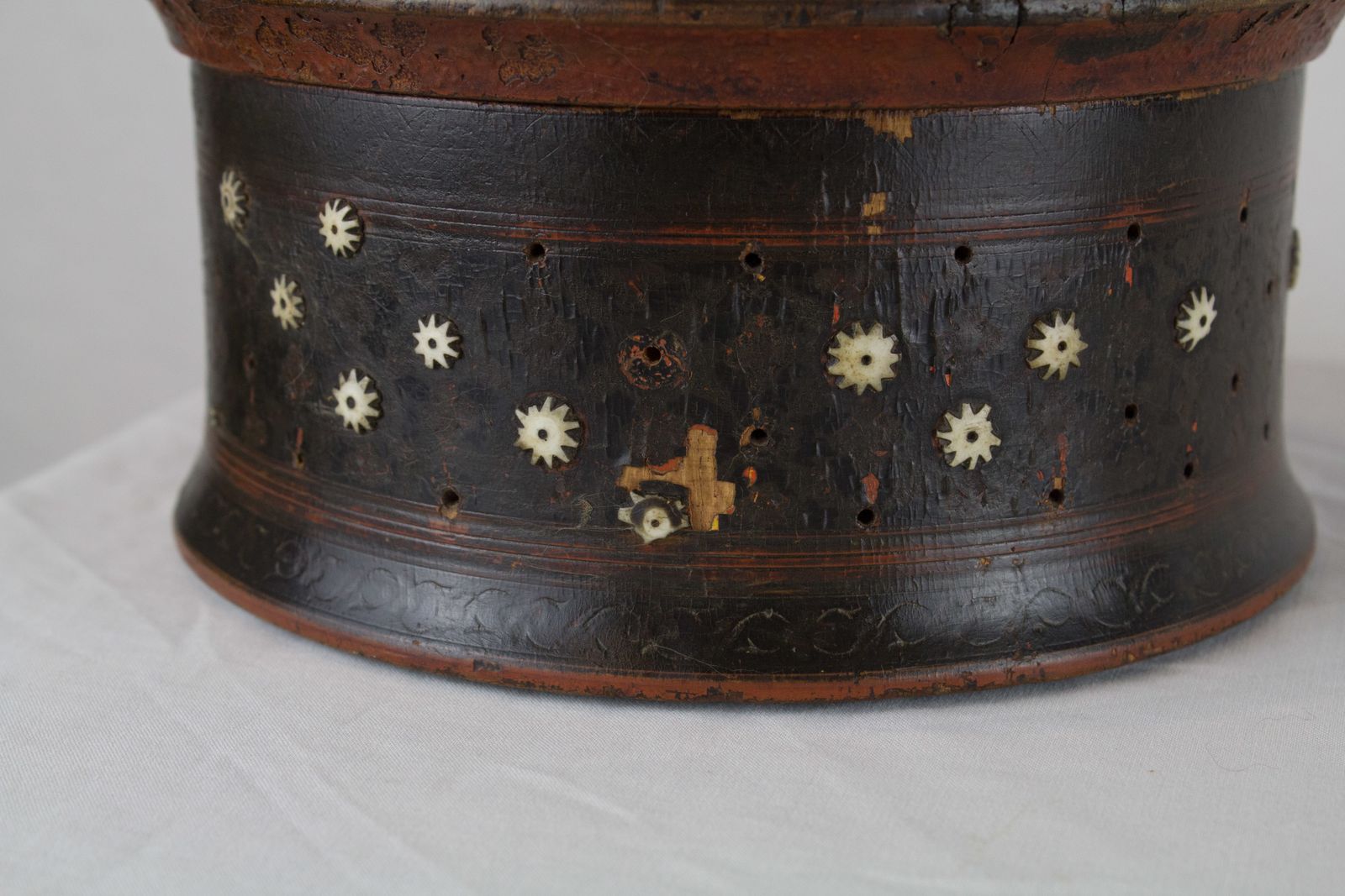 Late 18th Century Indian Turned Wooden Pot With Bone Inlay photo 285.0