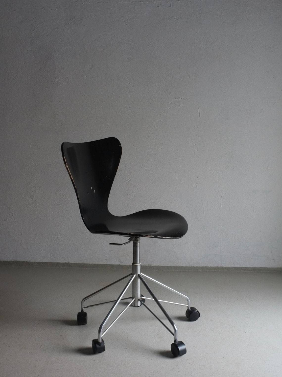 3117 Black Swivel Desk Chair By Arne Jacobsen | Fritz Hansen | Metal Plywood | 1 Of 3 | Vintage photo for sale